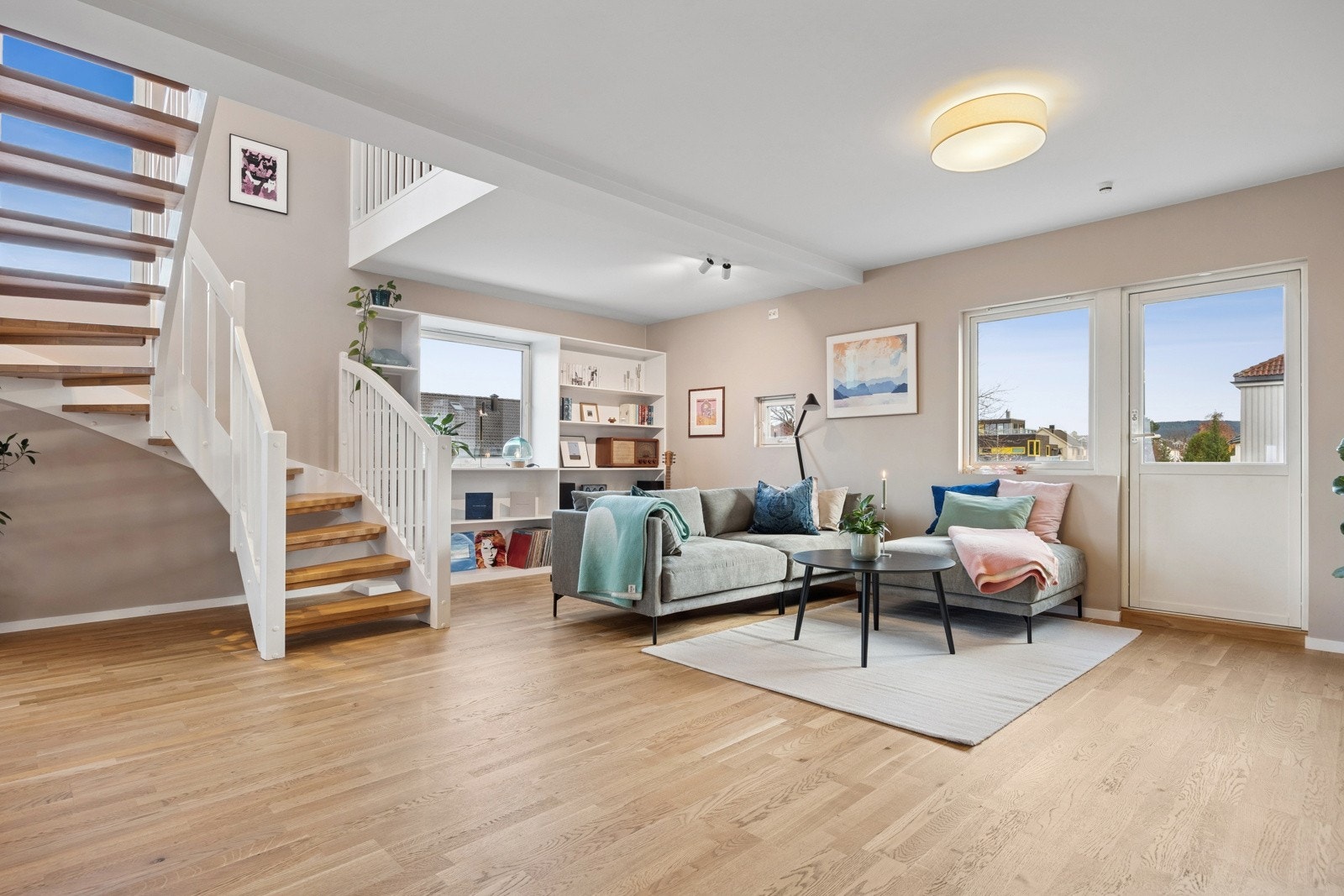 Stuen og kjøkkenet utgjør til sammen 57,5 kvm, hvilket gir svært gode muligheter med tanke på møblering av ulike soner. Galleribilde