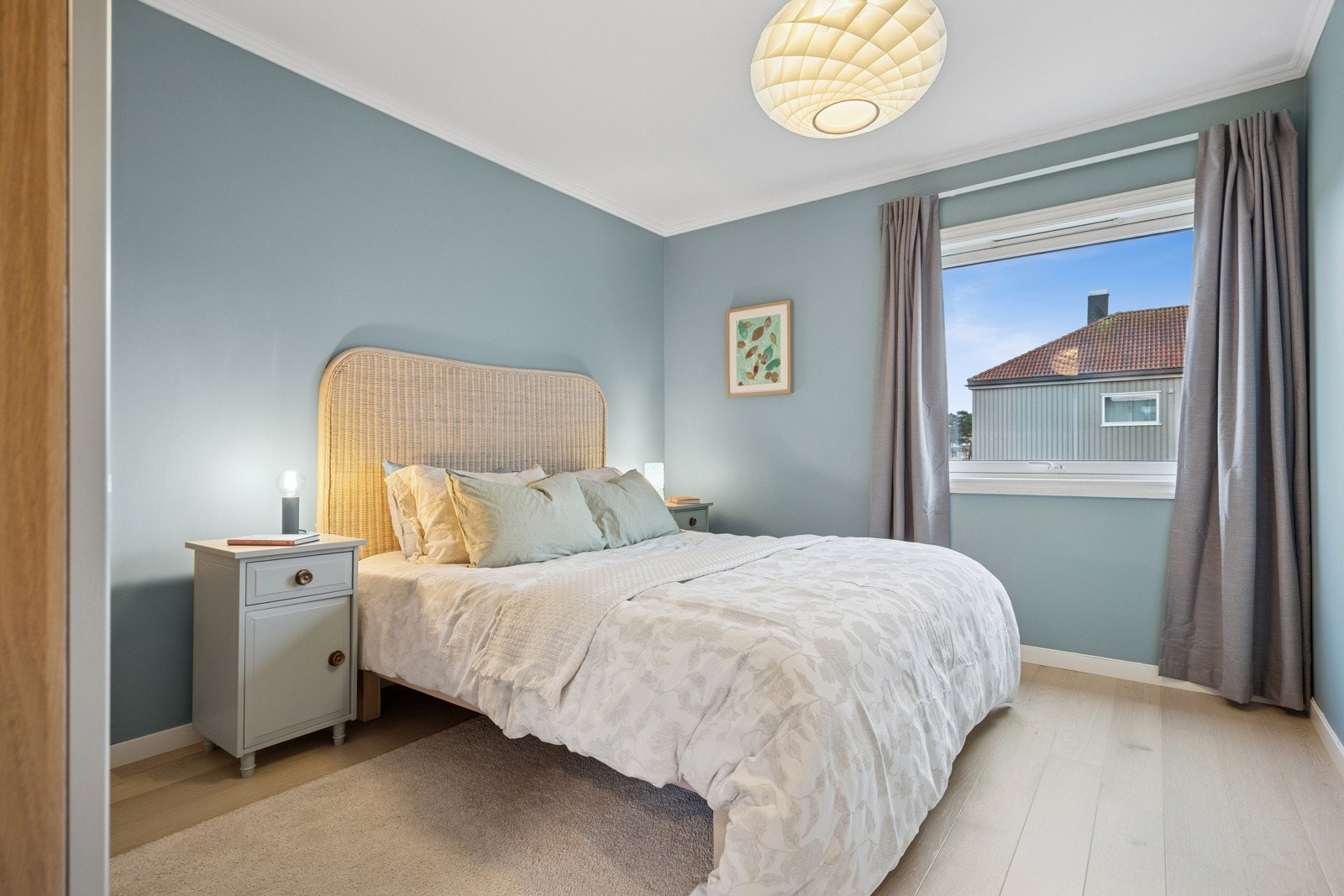 Hovedsoverommet måler 11,5 kvm og har god plass til dobbeltseng og garderobeløsning. Nytt parkettgulv og nye overflater i 2025. Galleribilde