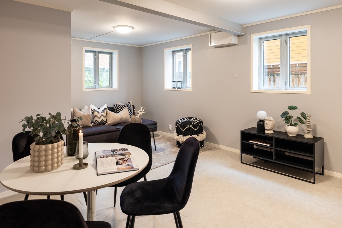 Velkommen til Rosenborg gate. Nyoppusset og stilig leilighet på ca. 50 kvm med svært attraktiv beliggenhet på beste Møllenberg, rett ved Solsiden. Høy standard. Galleribilde