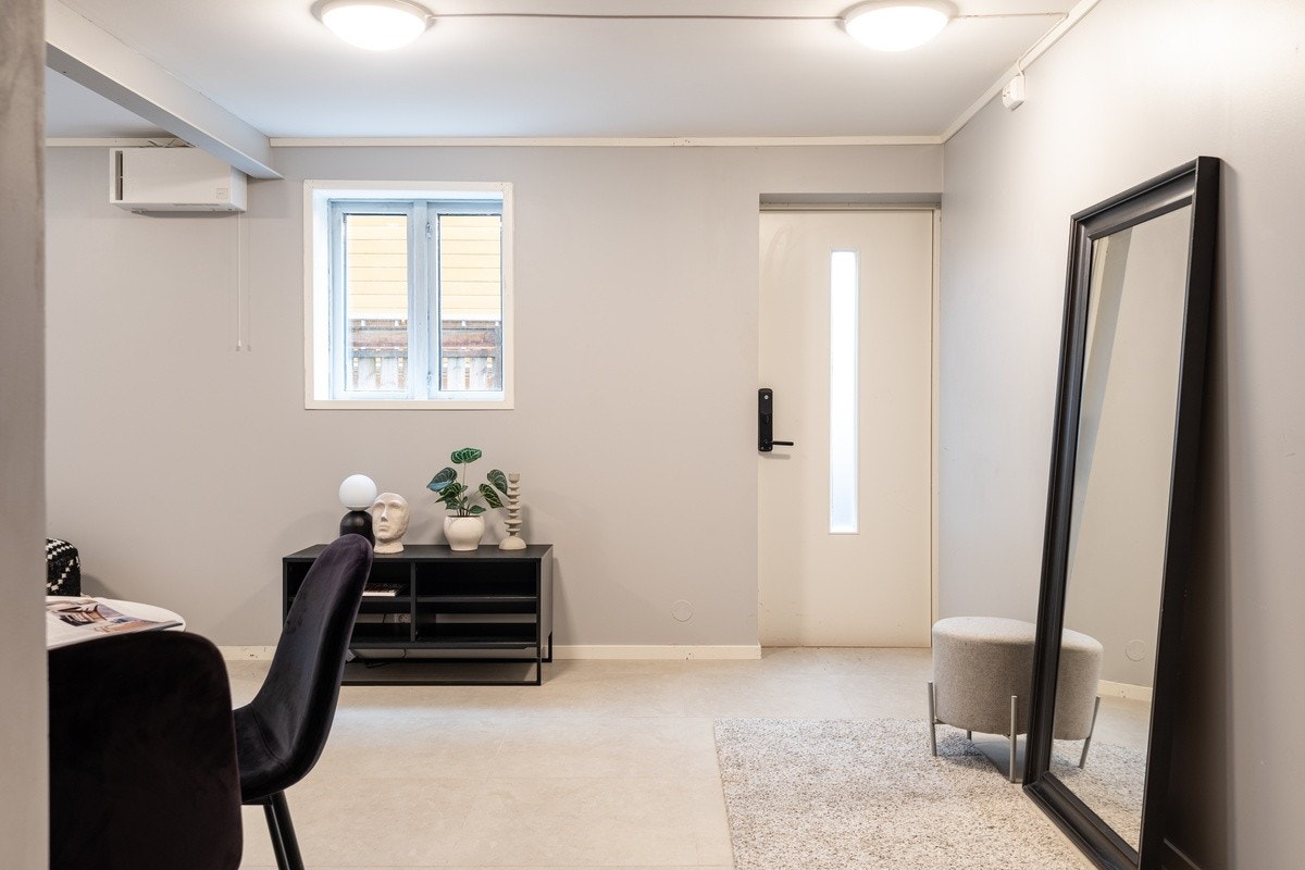 Velkommen inn! Kodelås på ytterdør fører til en 100% nøkkelfri hverdag. Galleribilde
