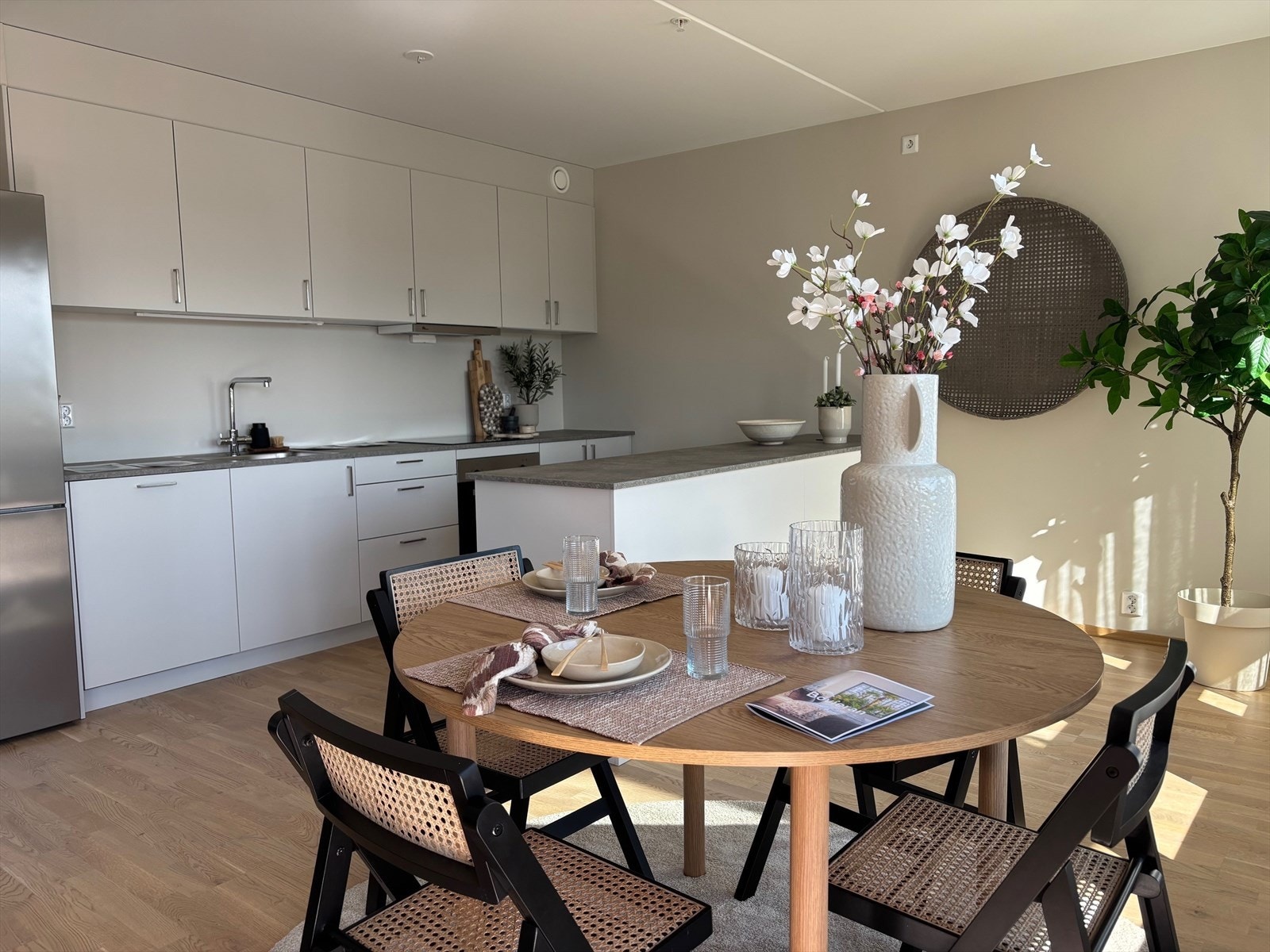 Kjøkken med slette fronter, integrerte hvitevarer og kjøkkenøy. Galleribilde