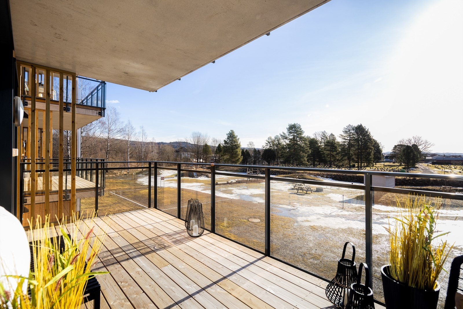 Åpen og fri utsikt fra balkongen som vender ut mot grøntareal Galleribilde