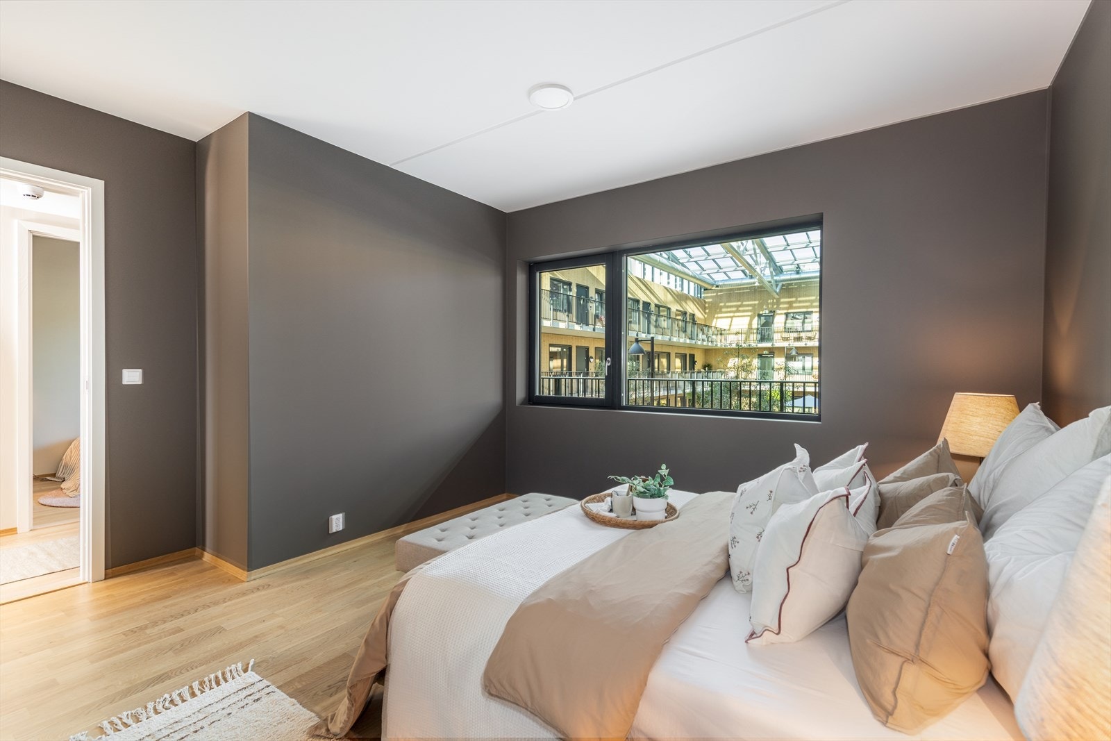 Hovedsoverommet har tilstøtende og praktisk garderobe/oppbevaringsrom. Galleribilde