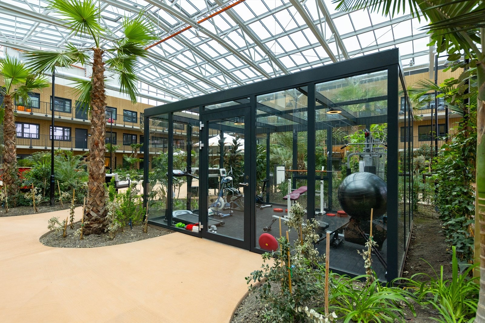 I hagen er det et eget treningsrom med flere treningsapparater Galleribilde