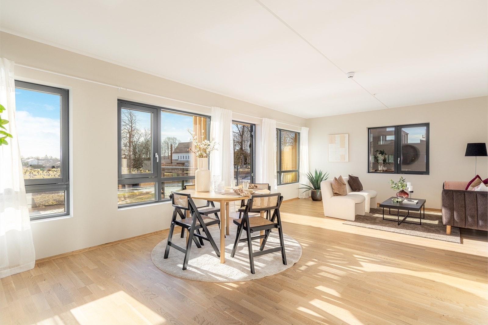 Lys og flott 3-roms endeleilighet med sydvest vendt balkong. I tillegg en fantastisk vinterhage. Her kan du bo i grønne omgivelser hele året! Galleribilde