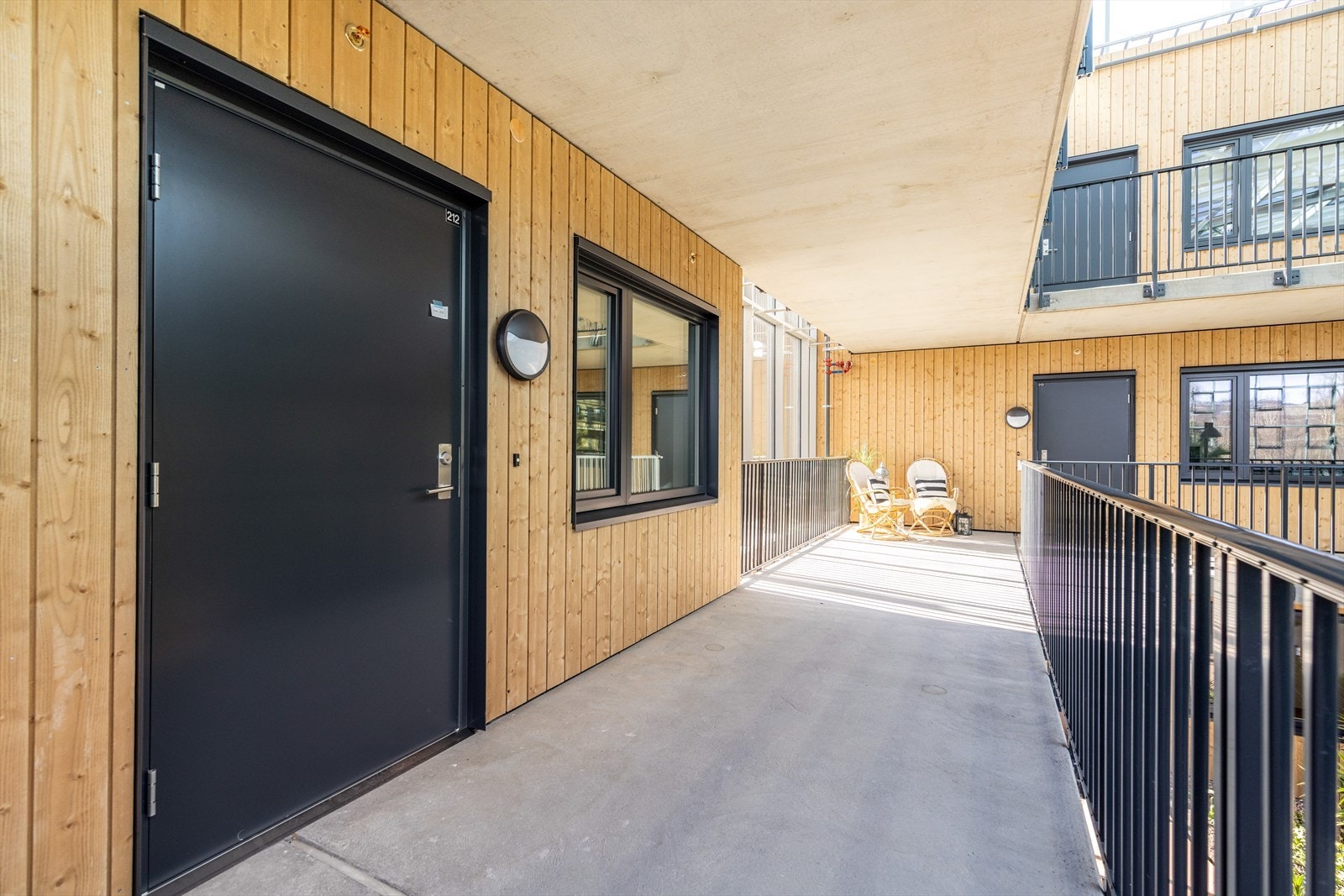 Ved inngangspartiet er det mulig å sette opp bord og stol(er) og herfra er det utsikt til den vakre vinterhagen Galleribilde