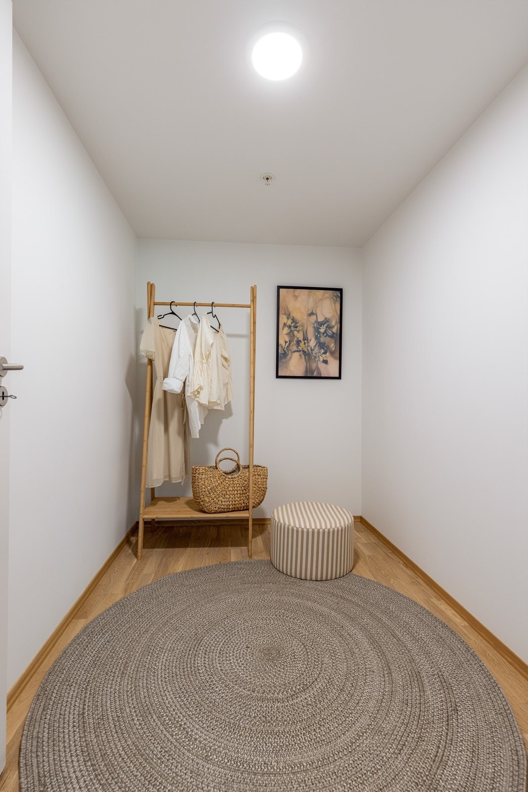 Hovedsoverommet har tilstøtende og praktisk garderobe/oppbevaringsrom. Galleribilde