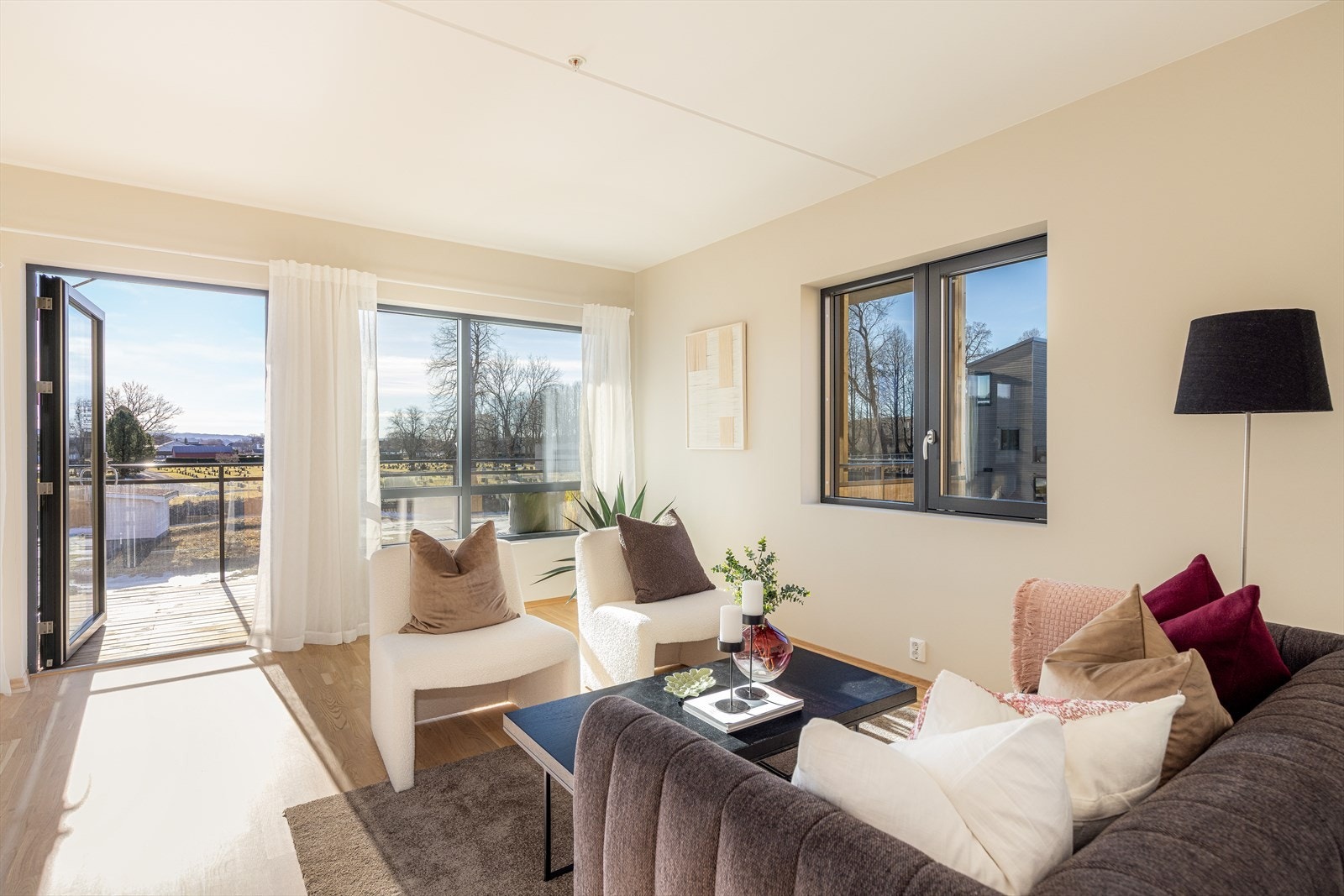 Fra stuen er det direkte utgang til en romslig, sydvestvendt balkong Galleribilde