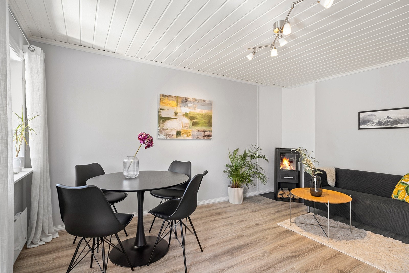 Stue med plass for spisegruppe og salong Galleribilde