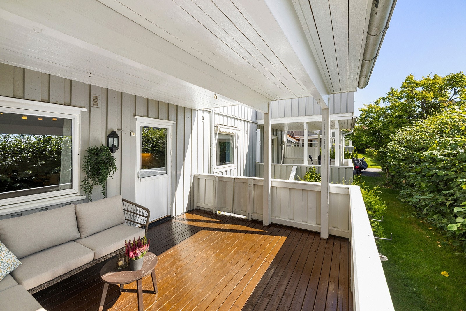 Terrasse har trapp ned til felles plenområde Galleribilde