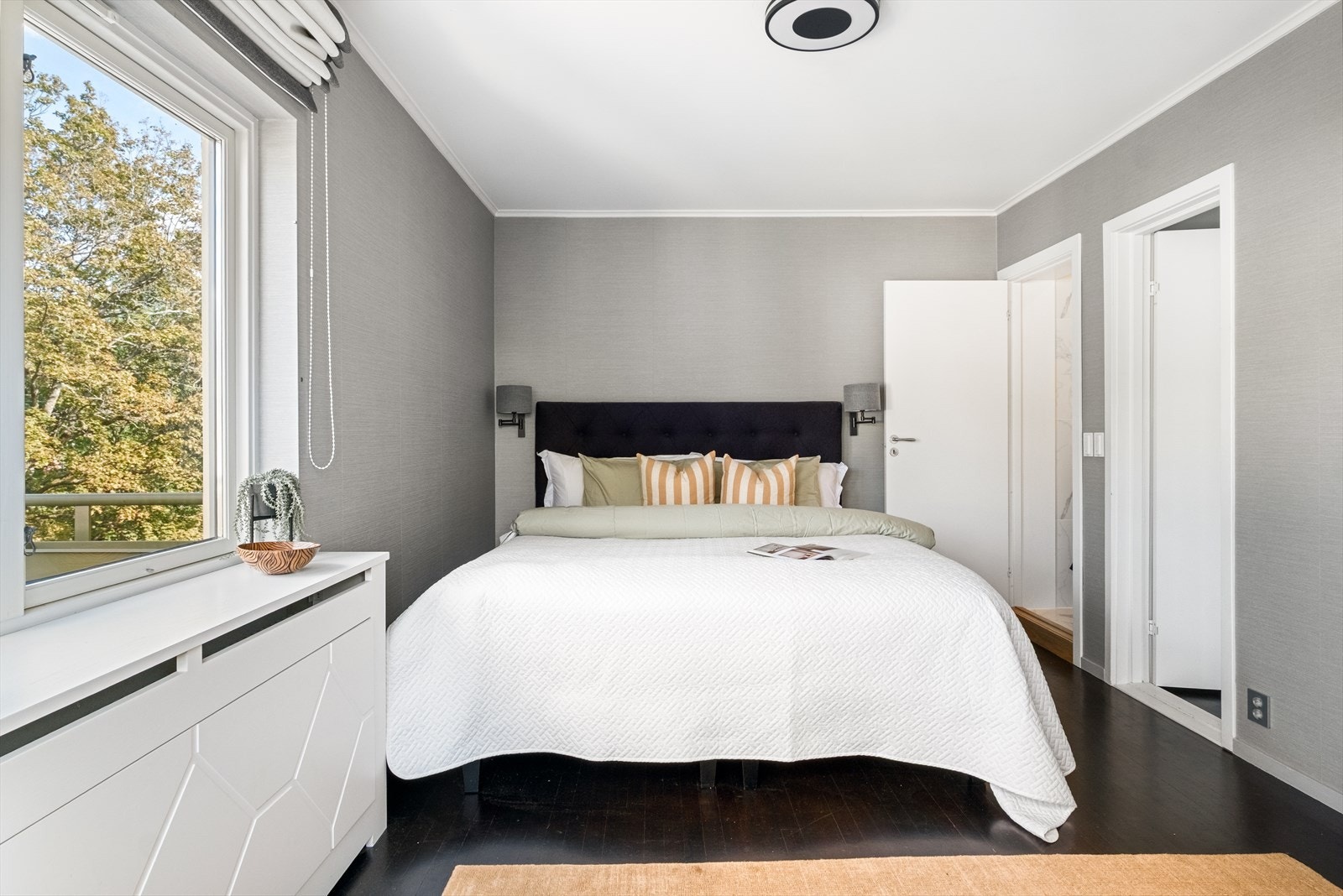 Romslig hovedsoverom med god plass til dobbeltseng med tilhørende nattbord og garderobeløsning. Galleribilde