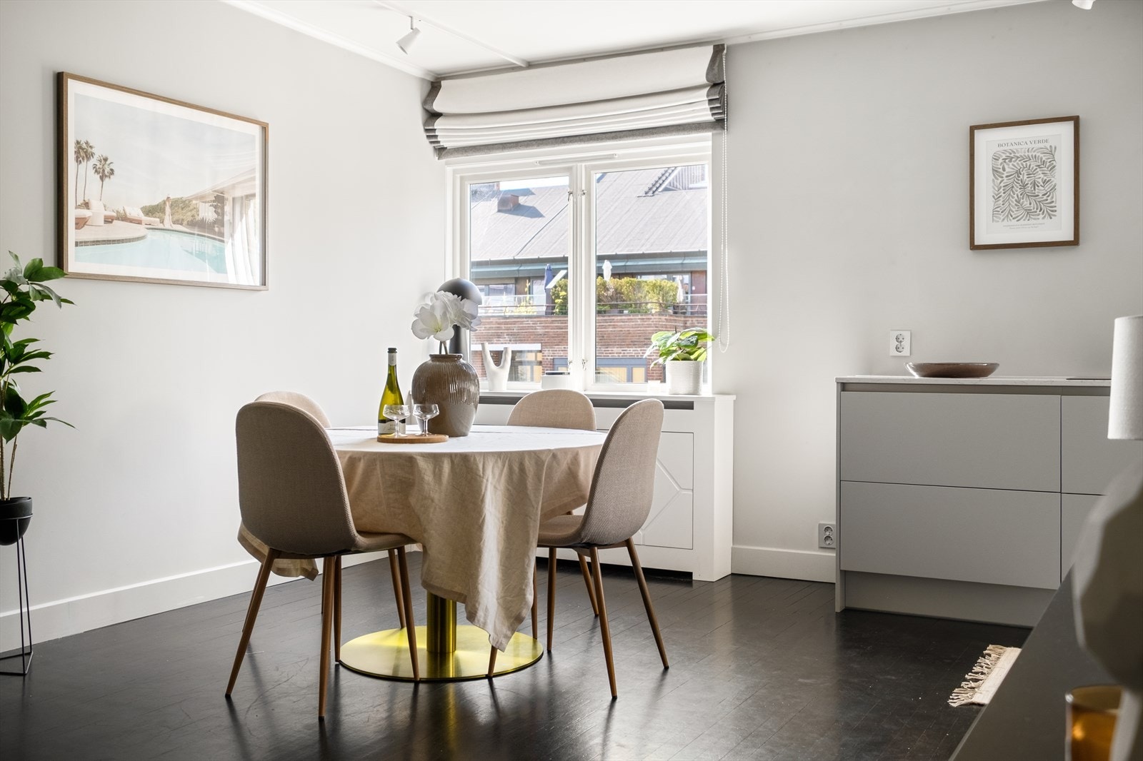 Varmtvann, fyring, internett og TV er inkludert i felleskostnadene. Galleribilde