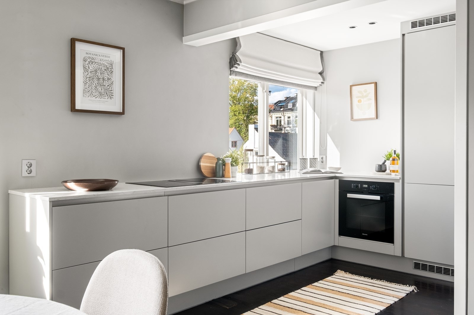 Lekkert HTH-kjøkken med åpen løsning mot stuen. Galleribilde