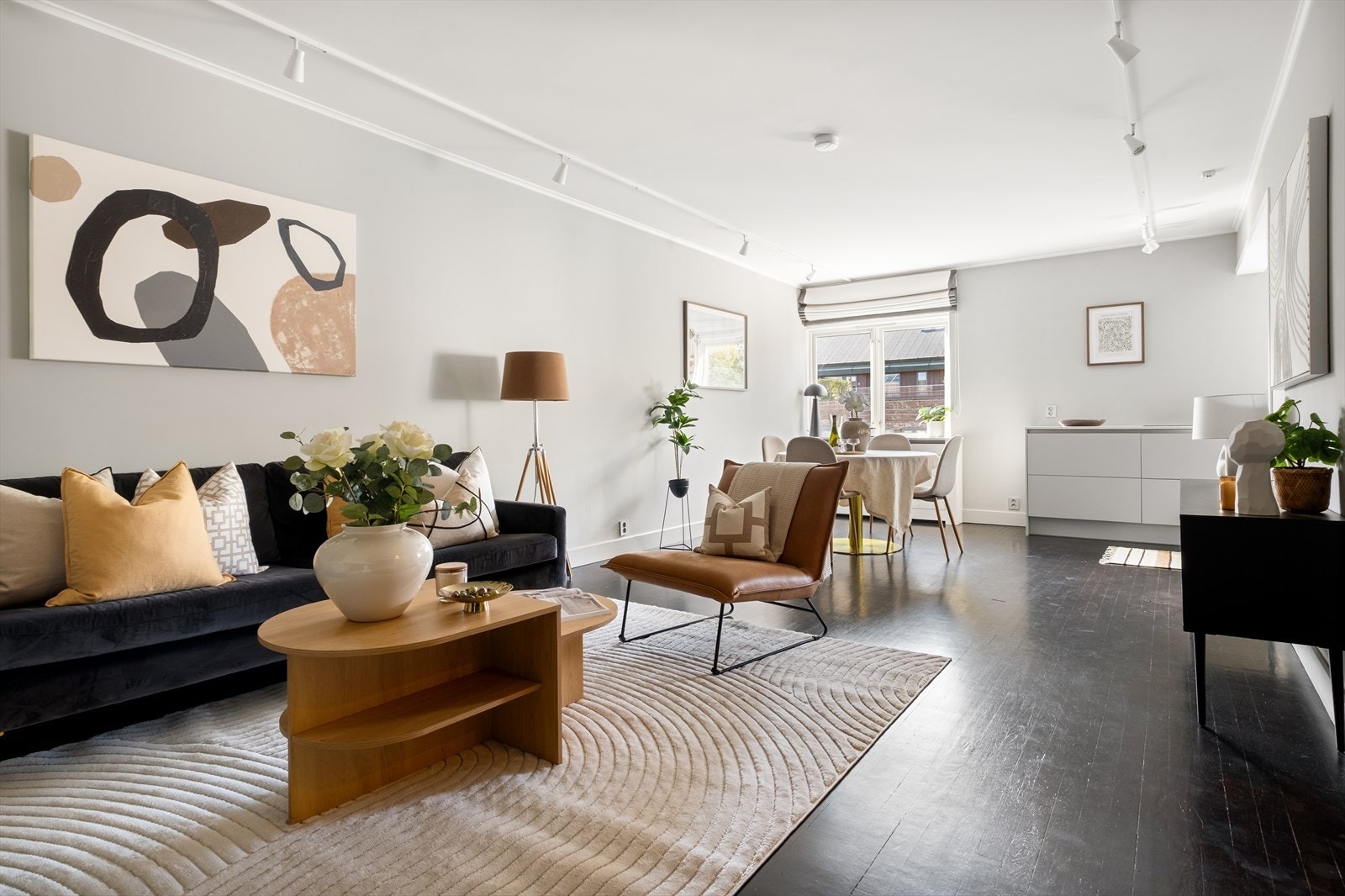 Lys og hyggelig stue med god plass til sofaseksjon med tilhørende møblement, TV-benk og spisebord. Galleribilde