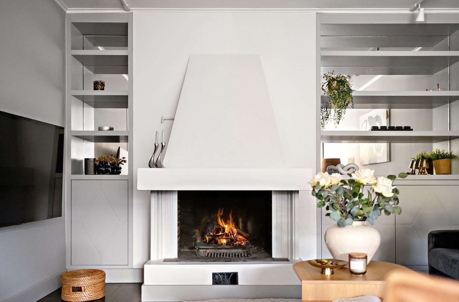 I stuen er det lekre, snekkerbygde løsninger som kasser til radiator og vakre hyller. Galleribilde