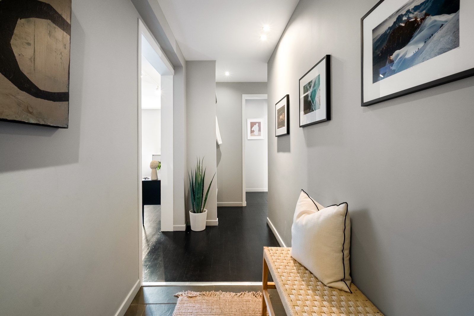 Det første som møter deg er en lys og innbydende entré som gir et godt førsteinntrykk av leiligheten. Galleribilde