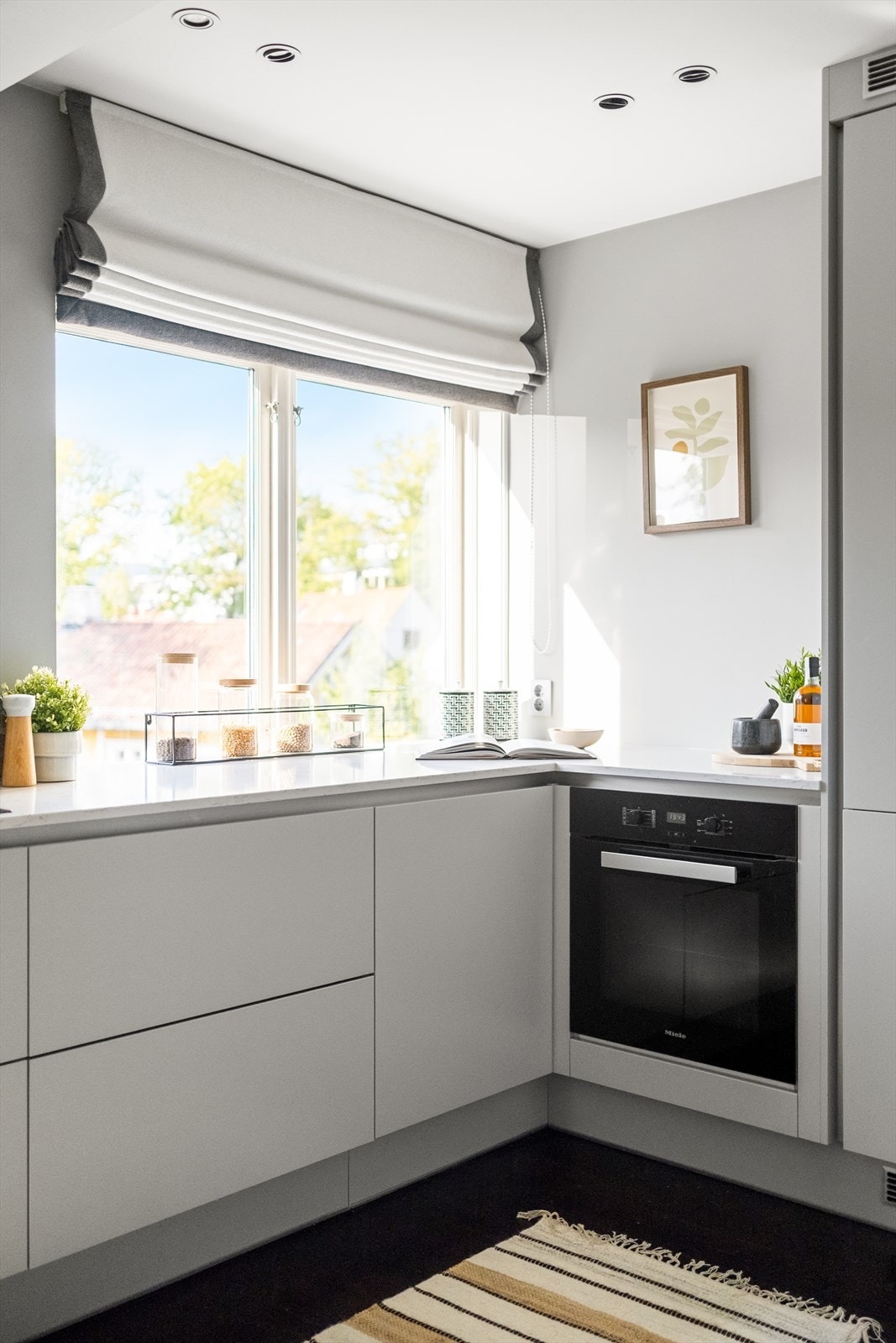 Godt med benk- og skapplass. Galleribilde