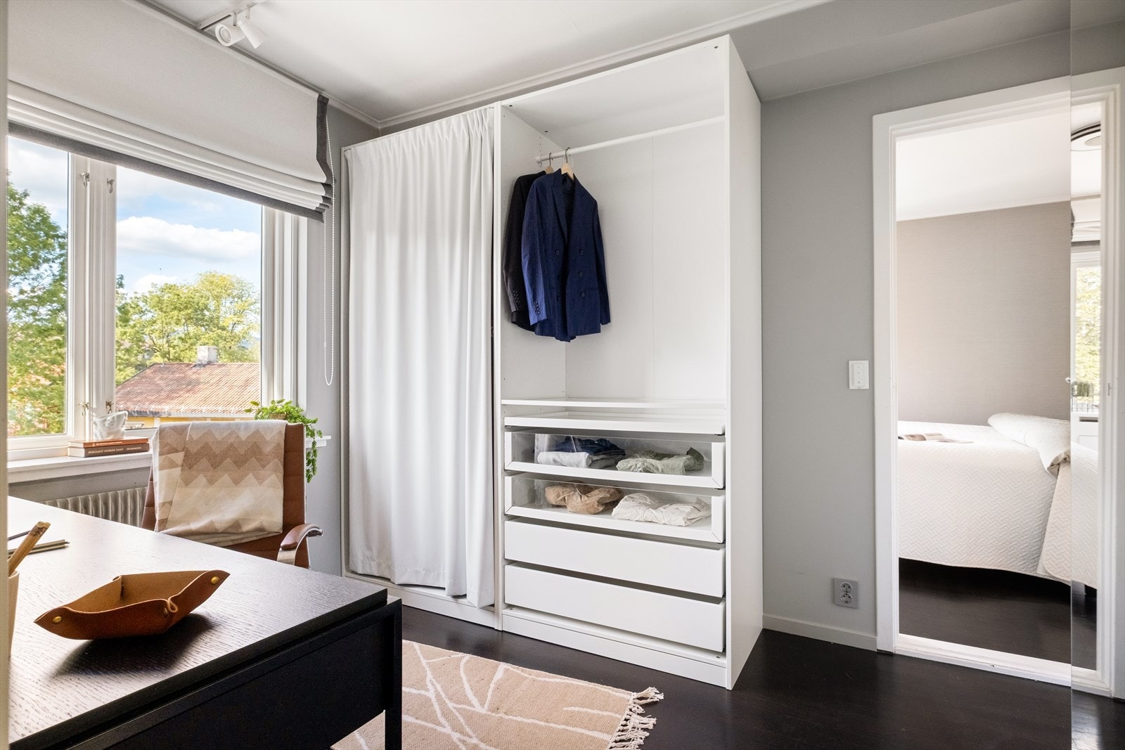 Soverom to benyttes i dag som hjemmekontor, men har plass til seng og garderobeløsning. Galleribilde