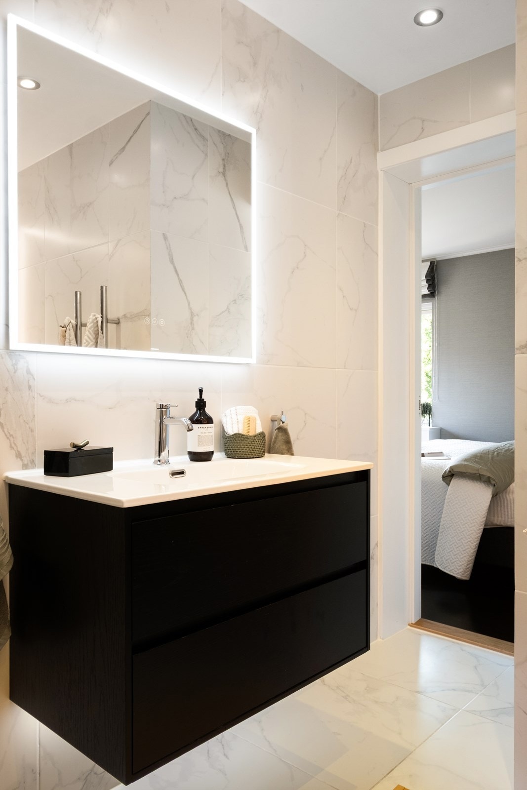 Baderommet er innredet med vegghengt klosett, servant nedfelt i innredning, elektriske håndkletørkere, speilskap og dusjhjørne med skyvedør av glass. Fuktstyrt vifte. Galleribilde