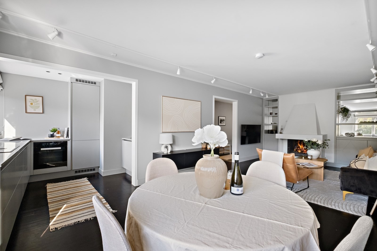 Leiligheten er malt i delikate og tidsriktige farger. Galleribilde