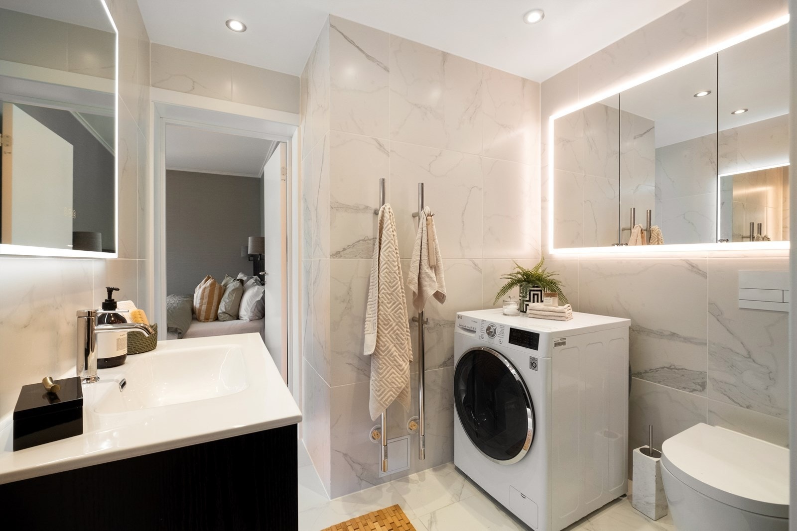 Delikat, flislagt baderom fra 2022 med varme i gulvet og downlights i himling. Galleribilde