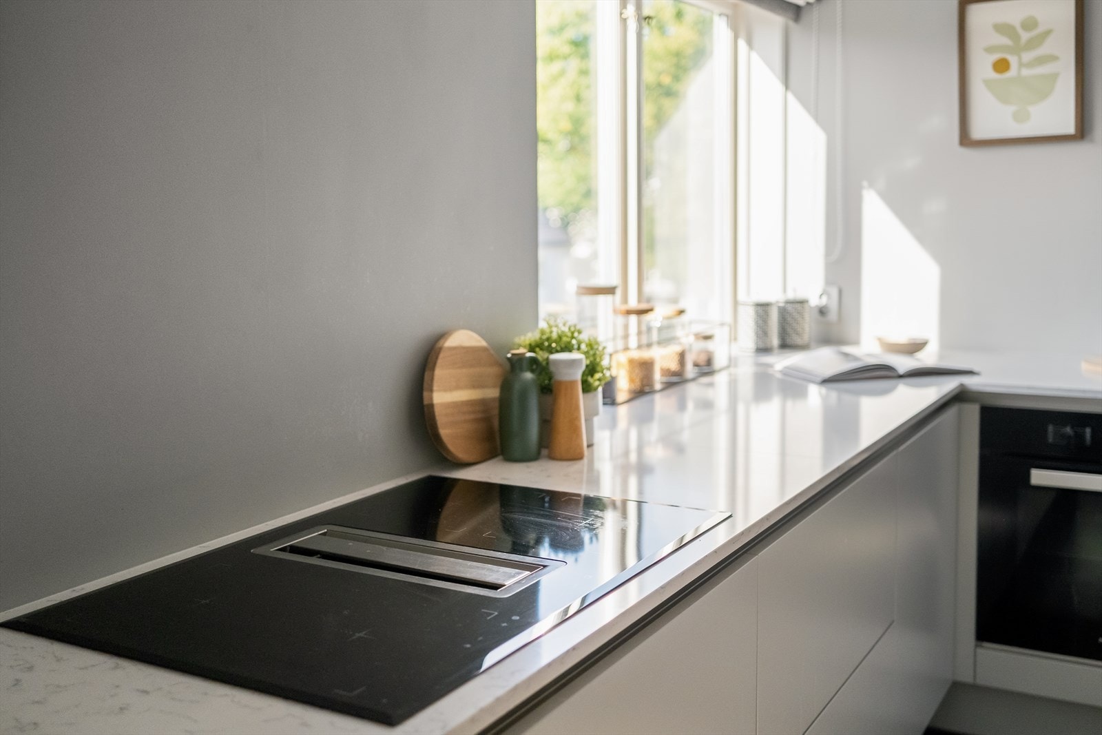 Av hvitevarer er det integrert kjøl/fryskeskap, oppvaskmaskin, platetopp og stekeovn. Kullfilterventilator i platetoppen. Galleribilde