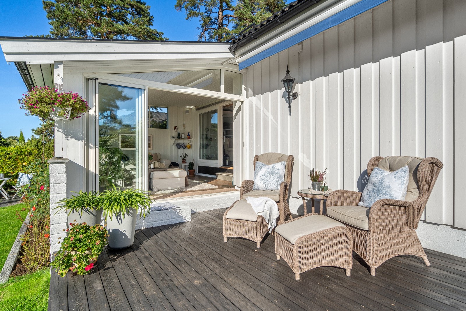 Herlig, innglasset hagestue utfra stuen Galleribilde