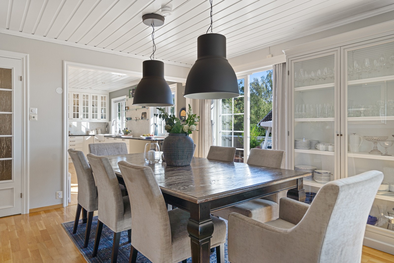 Stor spiseplass i tilknytning til kjøkkenet Galleribilde