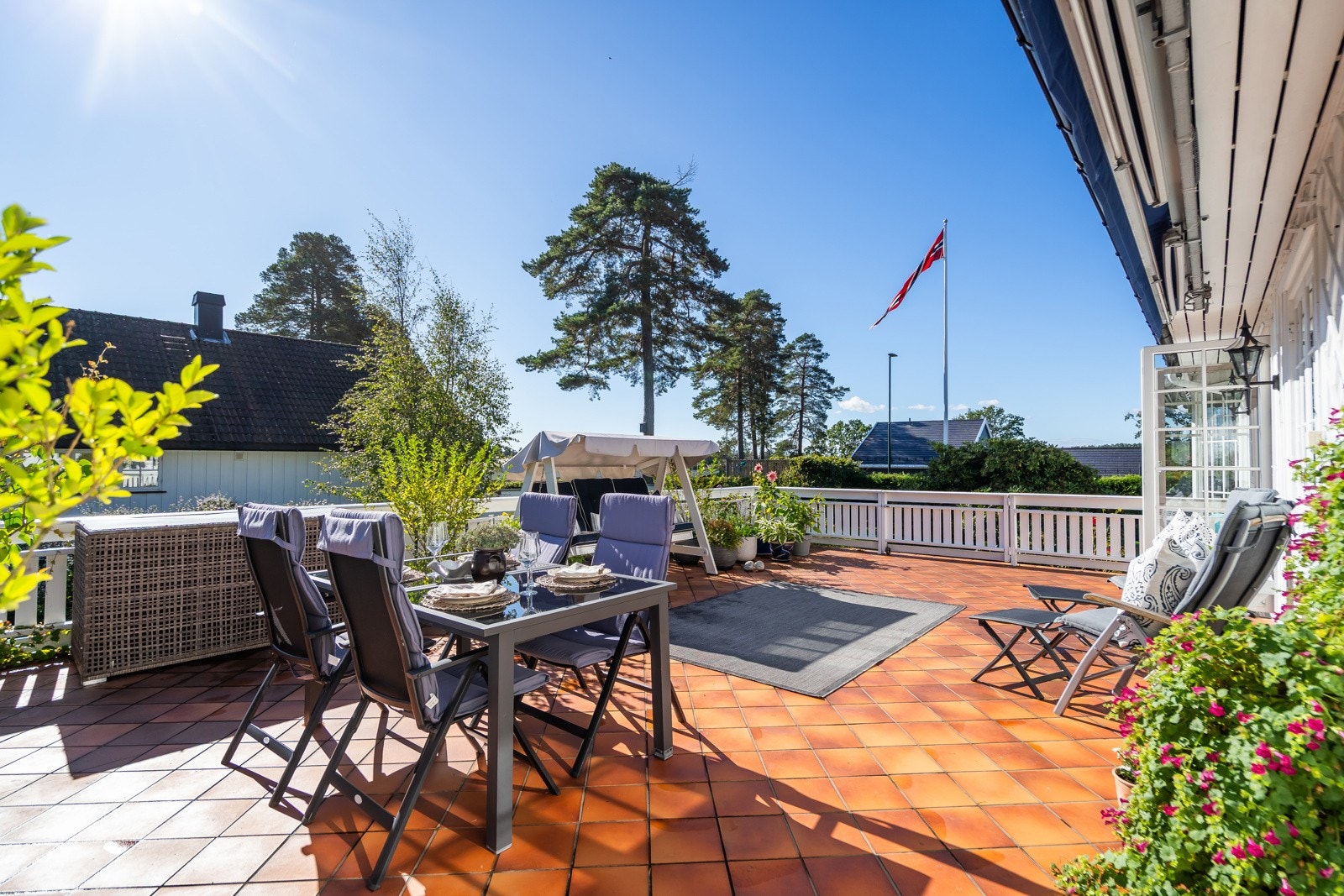 Svært solrik terrasse Galleribilde