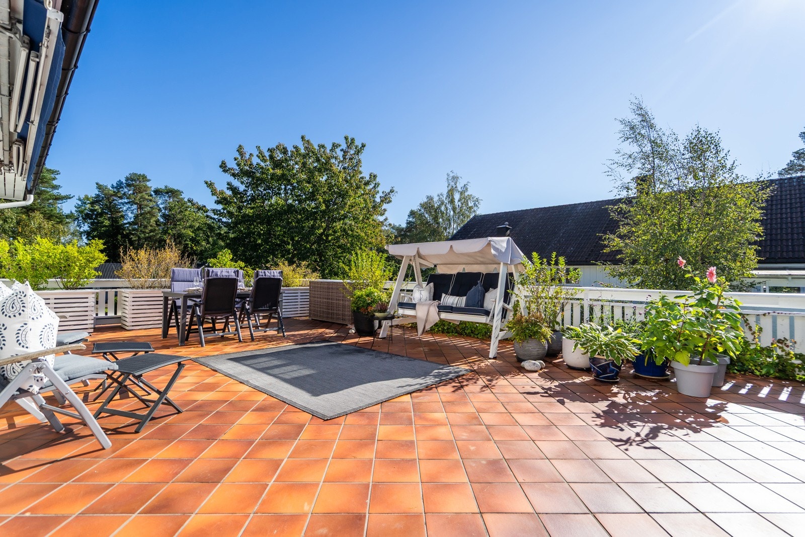 Stor terrasse utfra kjøkken/spiseplassen Galleribilde