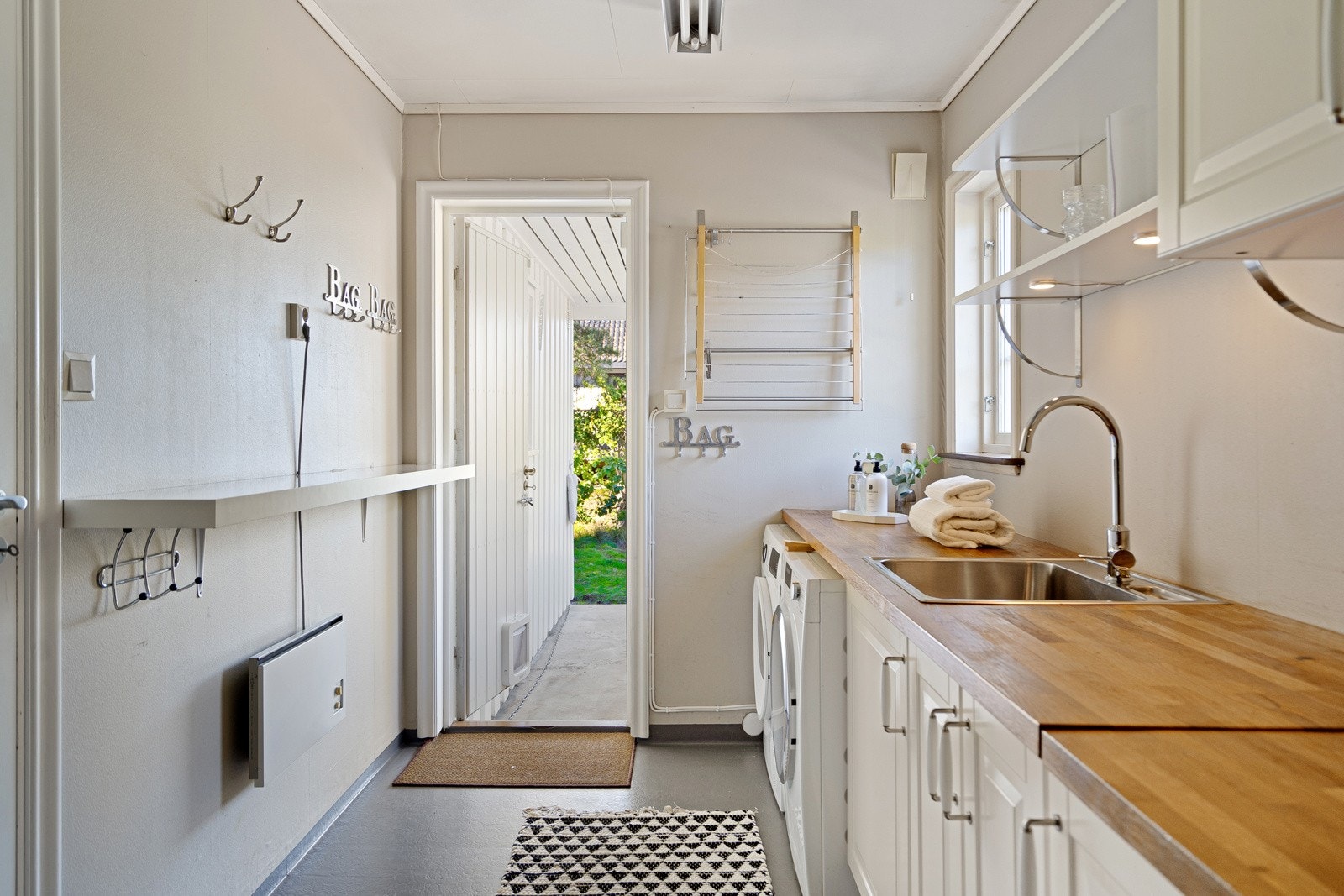 Praktisk vaskerom som ligger på innsiden av kjøkkenet - fungerer også som grovkjøkken Galleribilde