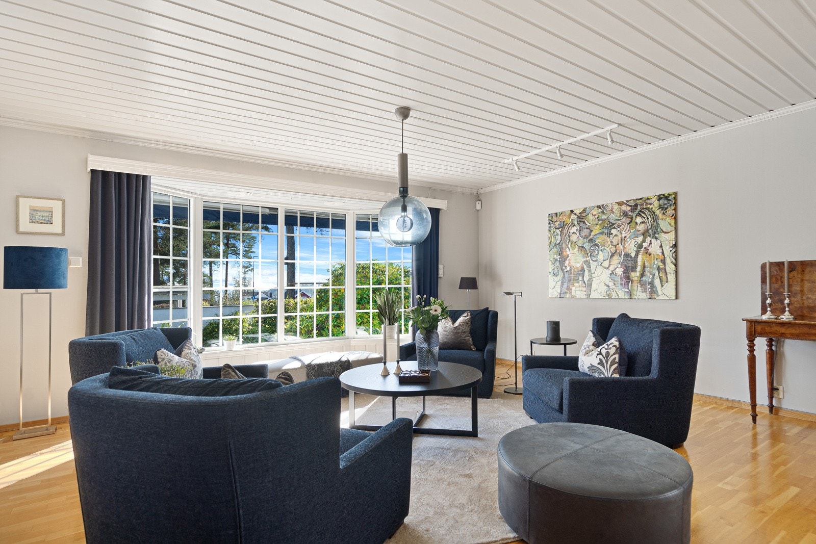 Romslig stue som har gode møbleringsmuligheter Galleribilde