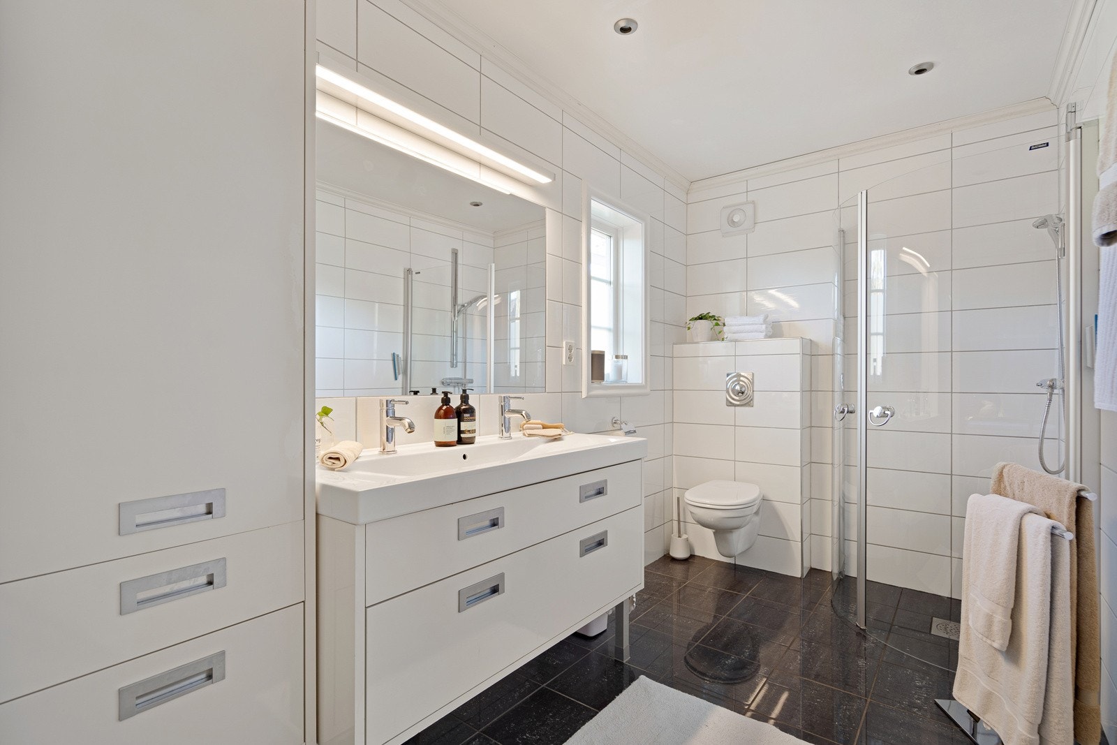 Flislagt bad i hovedetasjen Galleribilde