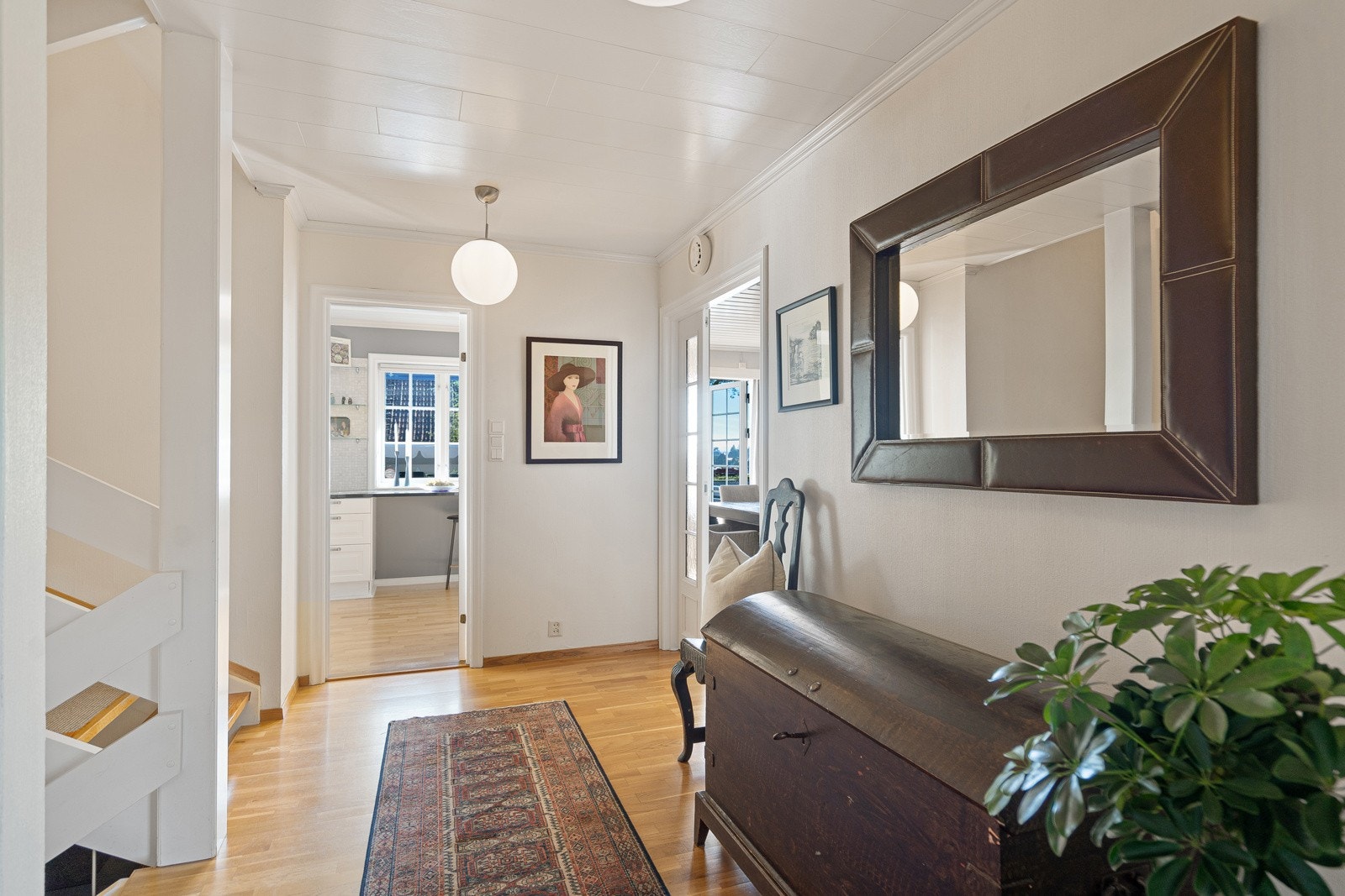 Oppgang/gang i hovedetasjen Galleribilde