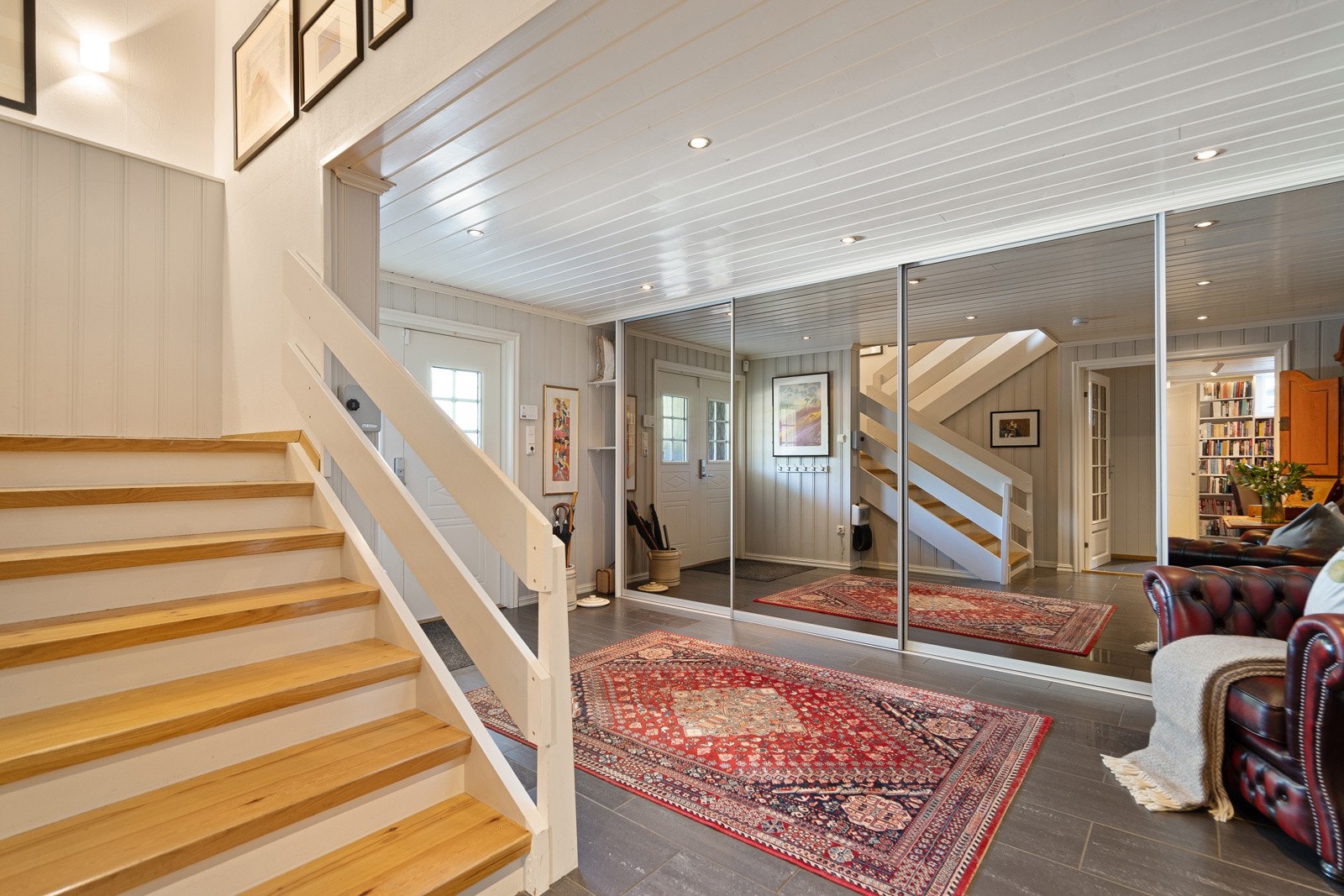 Romslig og innbydende hall med stor garderobe Galleribilde