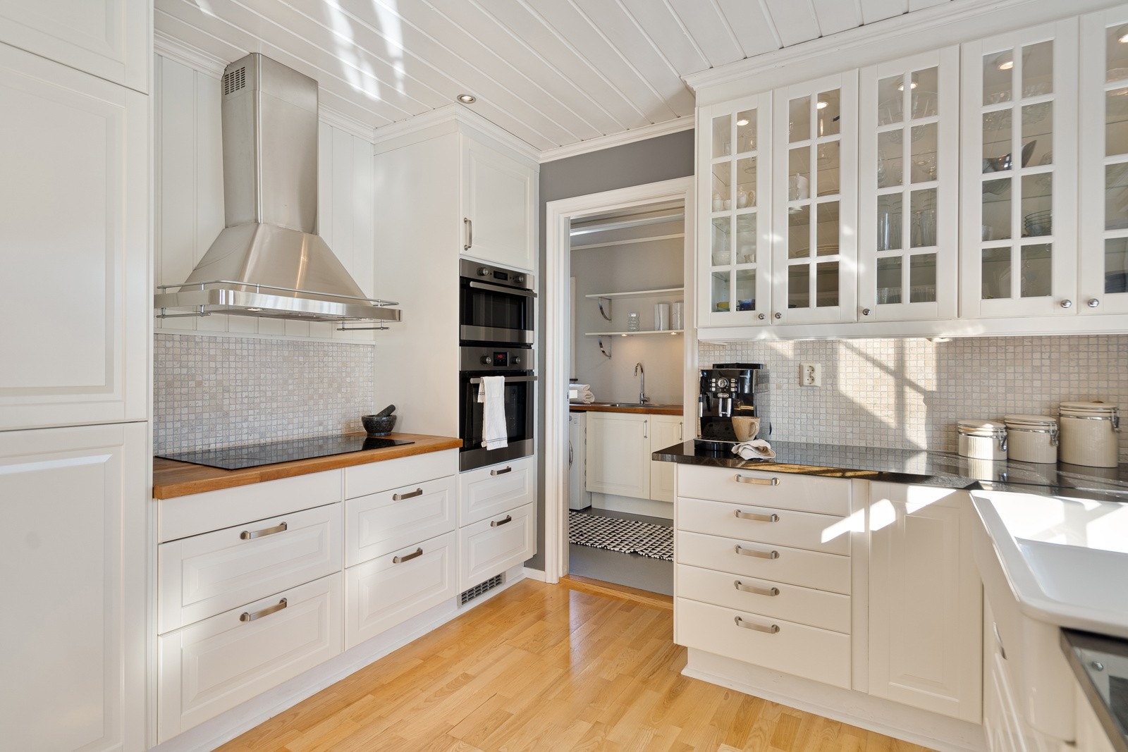 Klassisk og smakfull kjøkkeninnredning som kler huset godt Galleribilde