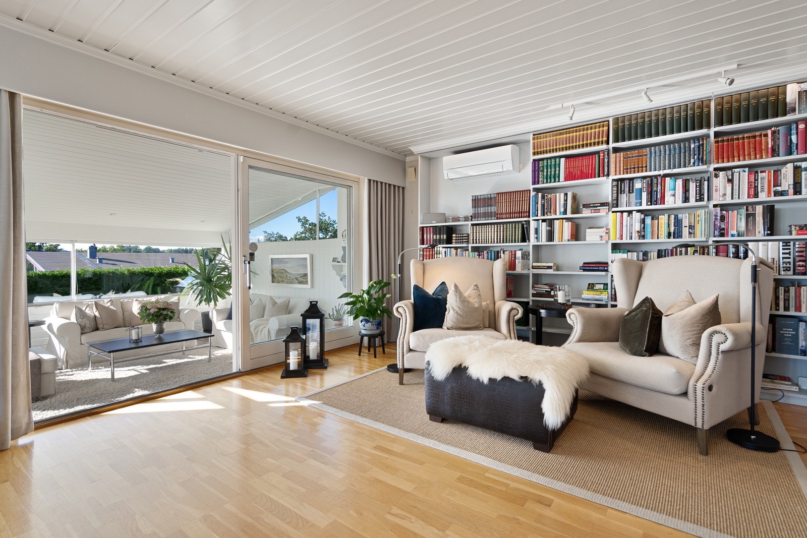 Store og fine vindusflater som bidrar til at det slippes inn rikelig med lys Galleribilde