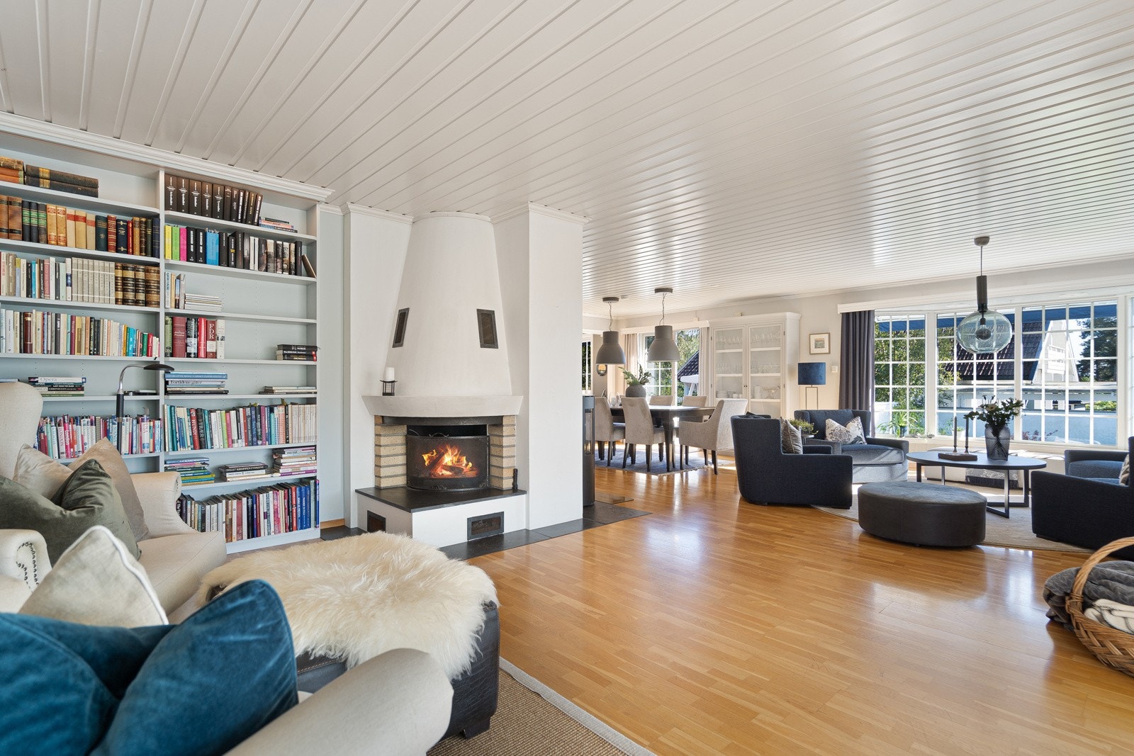 Stuen fremstår som lys og hyggelig Galleribilde