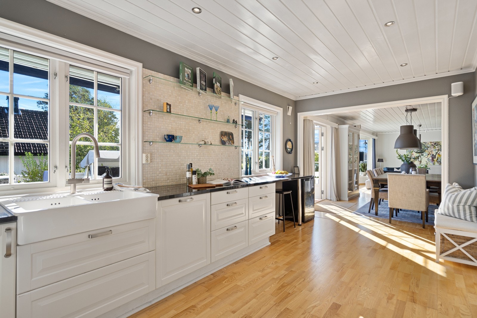 Rikelig med skuffer og god benkplass - ideellt mht baking og kokkellering Galleribilde