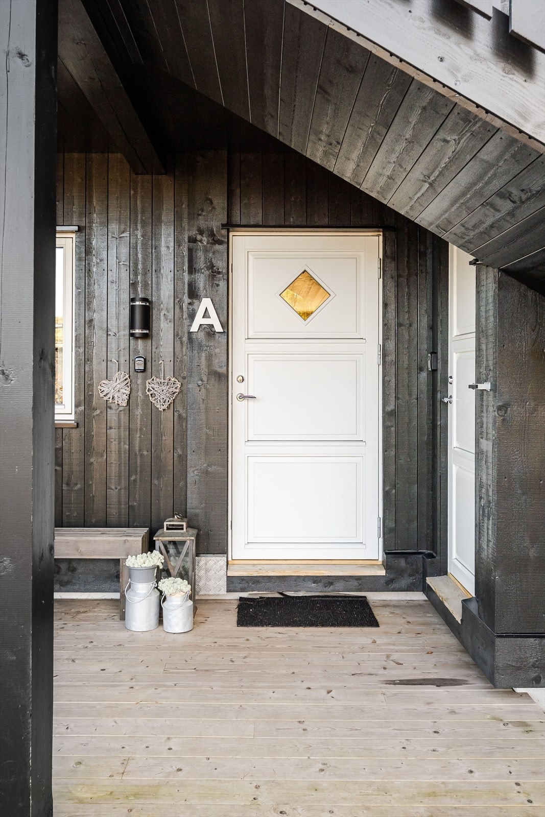 Ved inngangspartiet er det et praktisk skiskap, samt adkomst til bod/teknisk rom/vaskerom. Montert utebelysning og kodeboks på vegg. Galleribilde