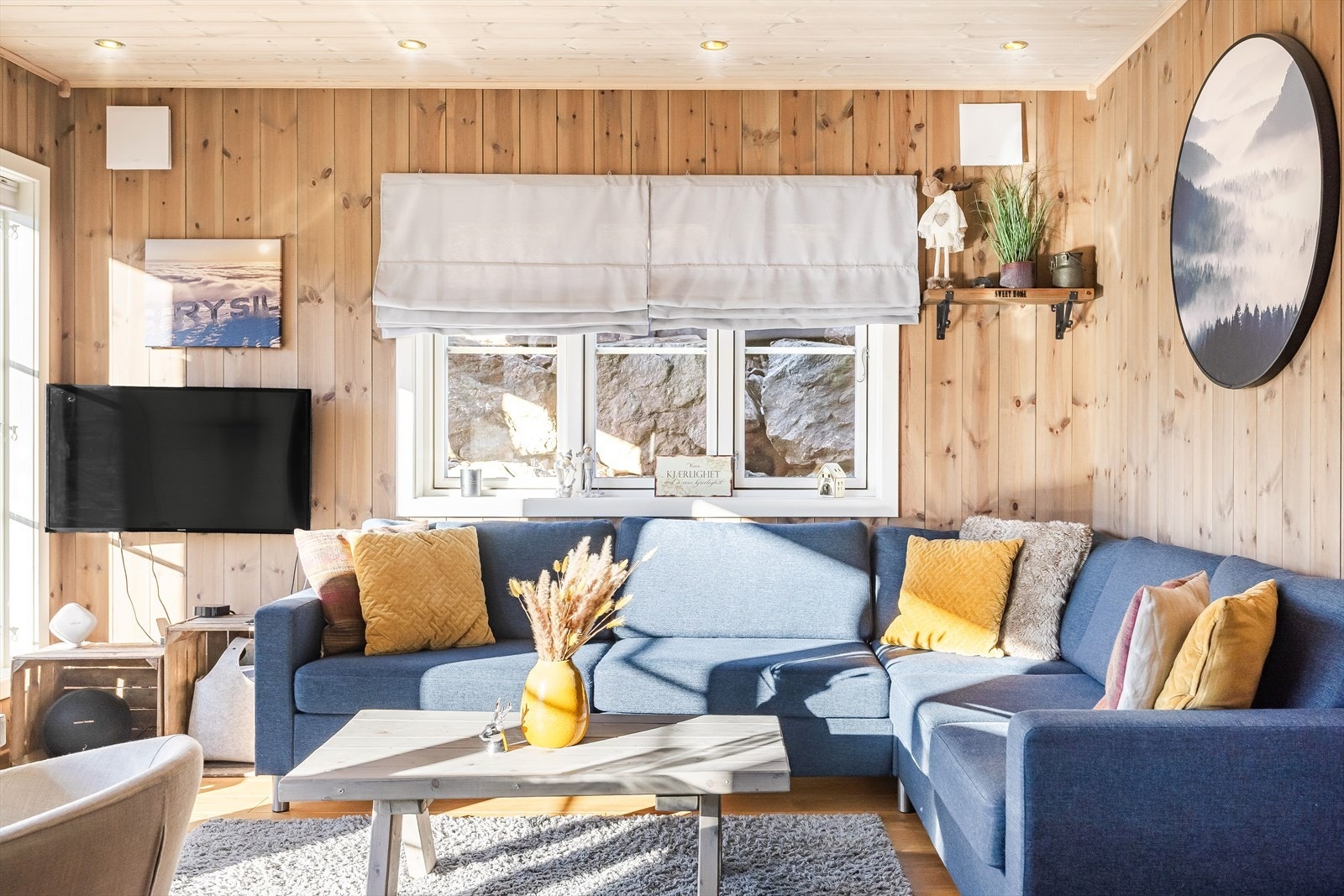 Alle vinduene i leiligheten har 3-lags isolerglass fra 2016, og fine brede vinduskarmer for planter og dekor. Galleribilde