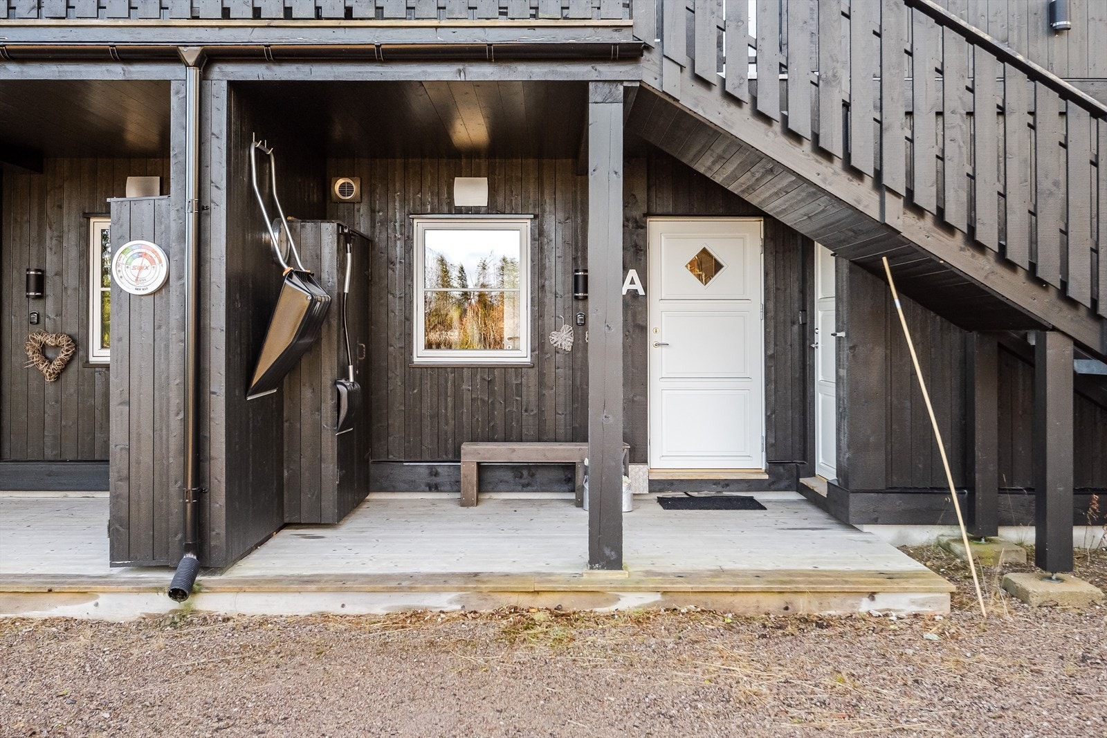 Du ønskes velkommen inn via et overbygget inngangsparti med en terrasse på ca. 10m². Galleribilde