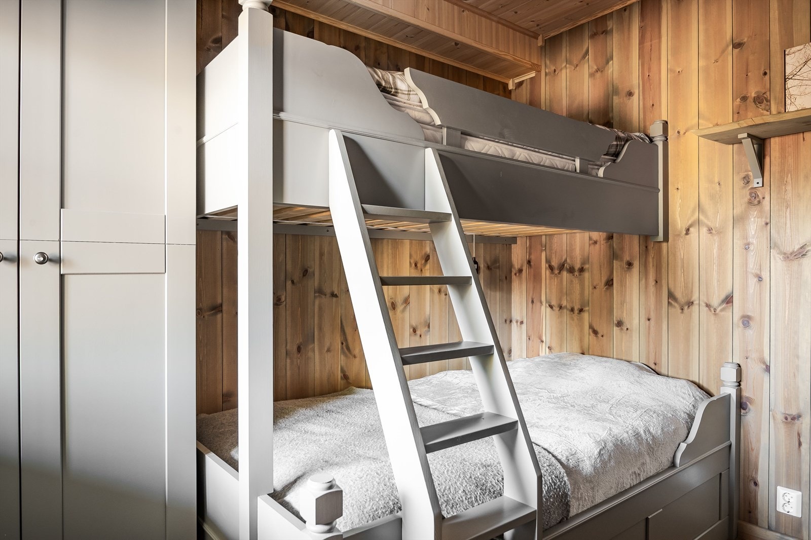 Plassbygget seng og garderobeskap medfølger i handelen. Galleribilde