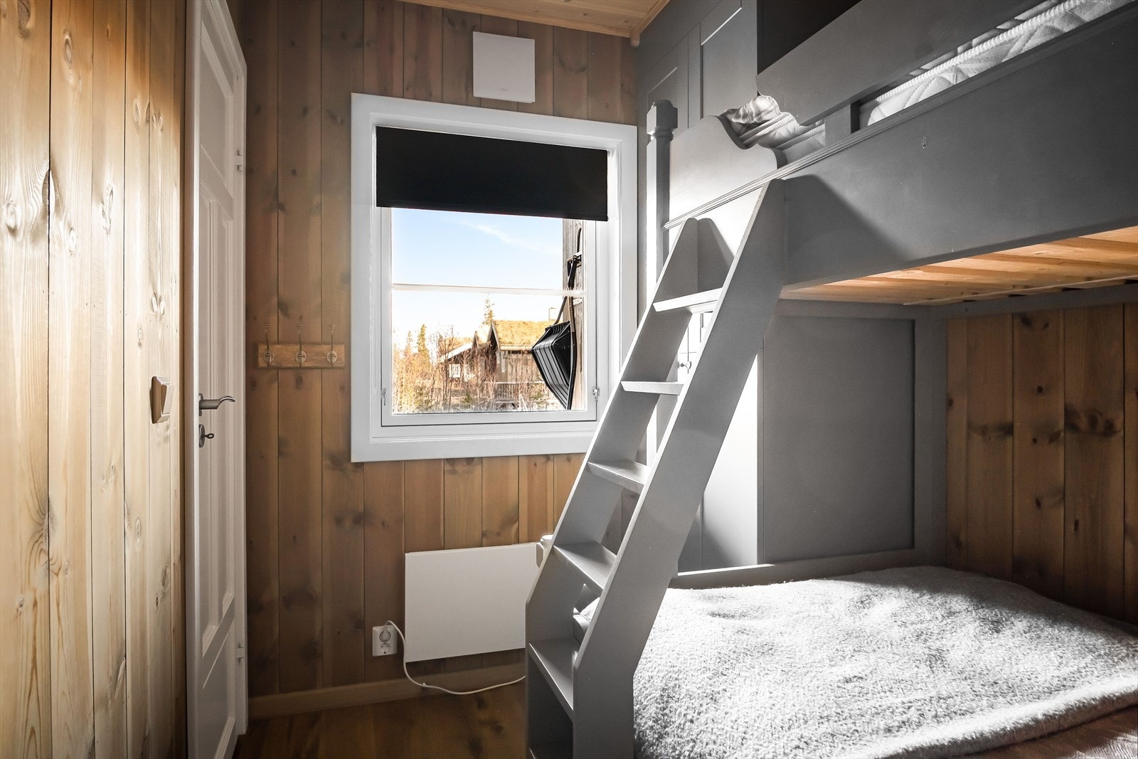 Soverom 2 er i innredet med en flott familiekøye med 3 sengeplasser. Galleribilde