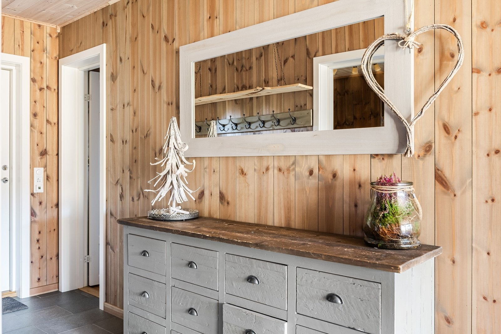 Dette er en attraktiv fritidsleilighet med gjennomgående god standard med flotte materialer. Galleribilde