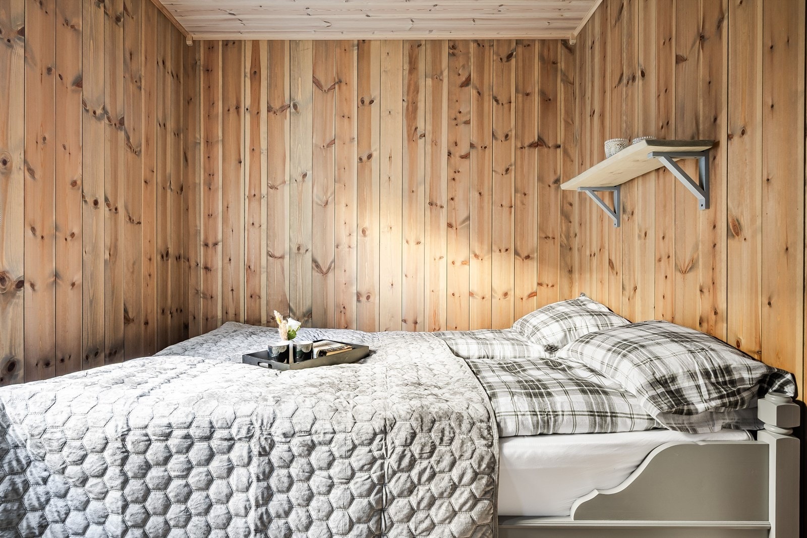 Soverommet har en god atmosfære med tregulv og lun panel på veggene. Galleribilde