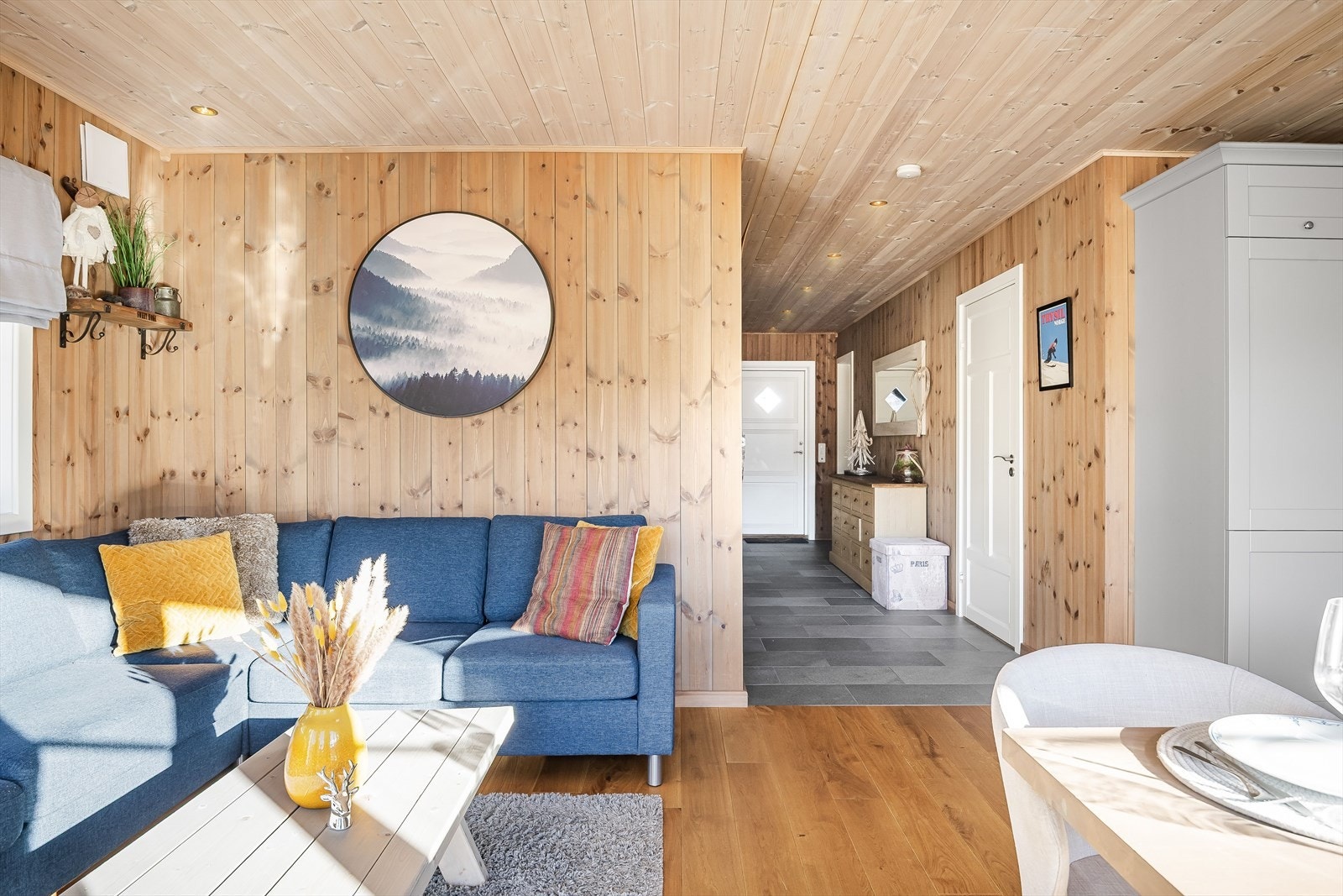 Stuen har god standard med flotte tregulv, lun panel på veggene, skjult elektrisk anlegg og downlights i himlingen. Galleribilde