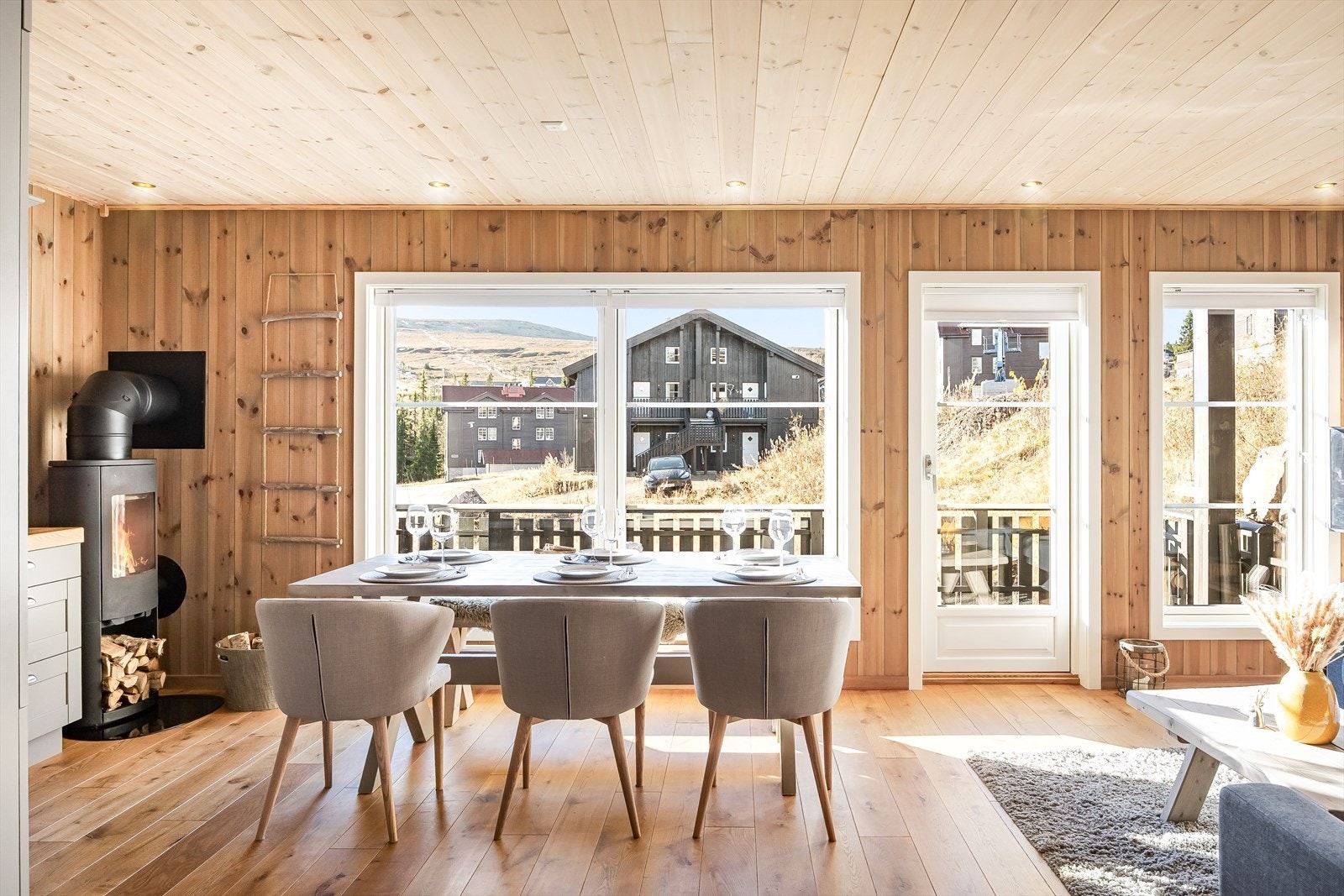 Stuen er det naturlige oppholdsrommet i leiligheten, og er et lyst og fint rom for både avkobling og hygge. Galleribilde