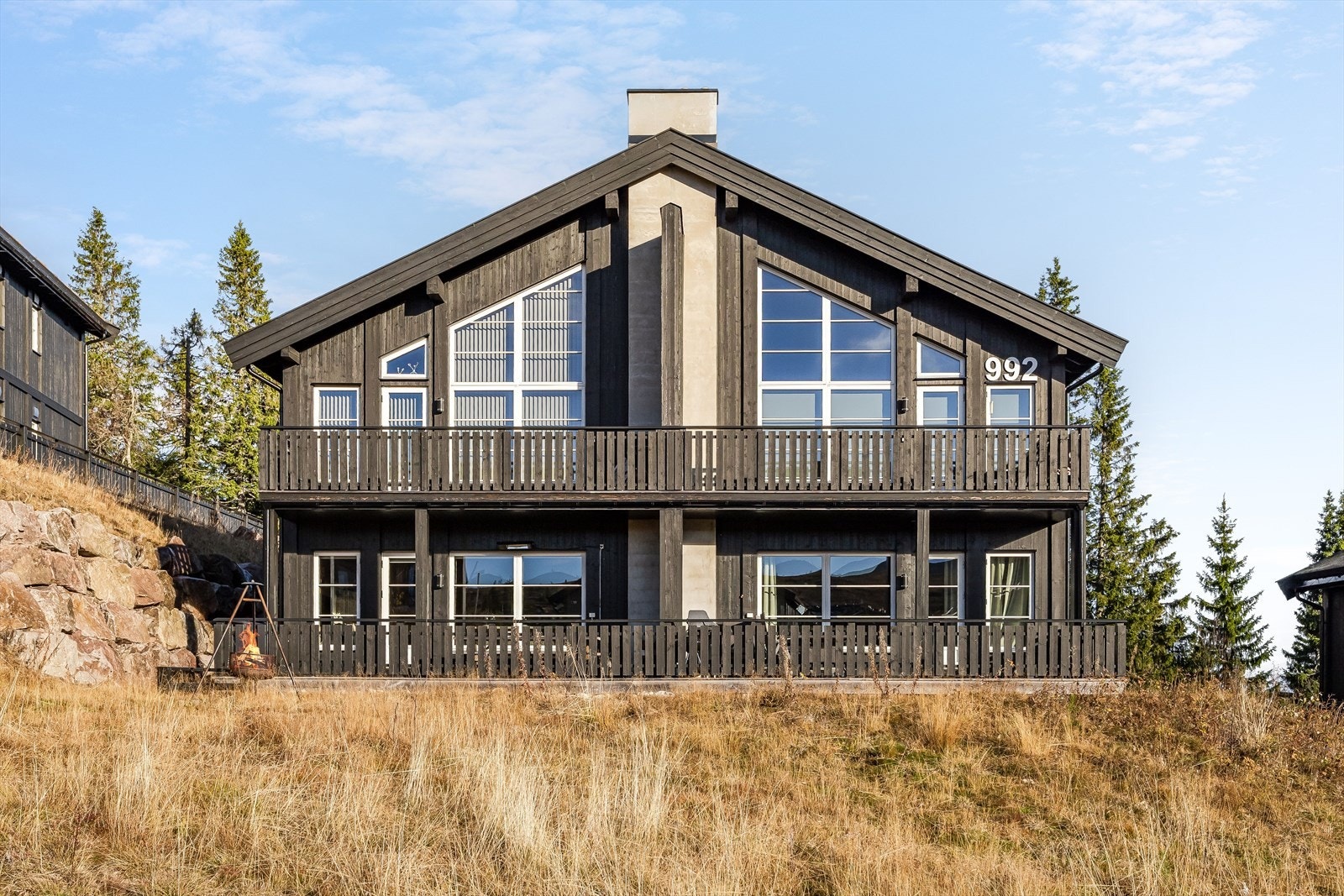 Fritidsleiligheten ligger på ca. 810 moh. hvor du virkelig får følelsen av å være på høyfjellet. Fageråsen er det høyest beliggende hytteområdet i Trysilfjellet og dermed også det mest snøsikre. Galleribilde