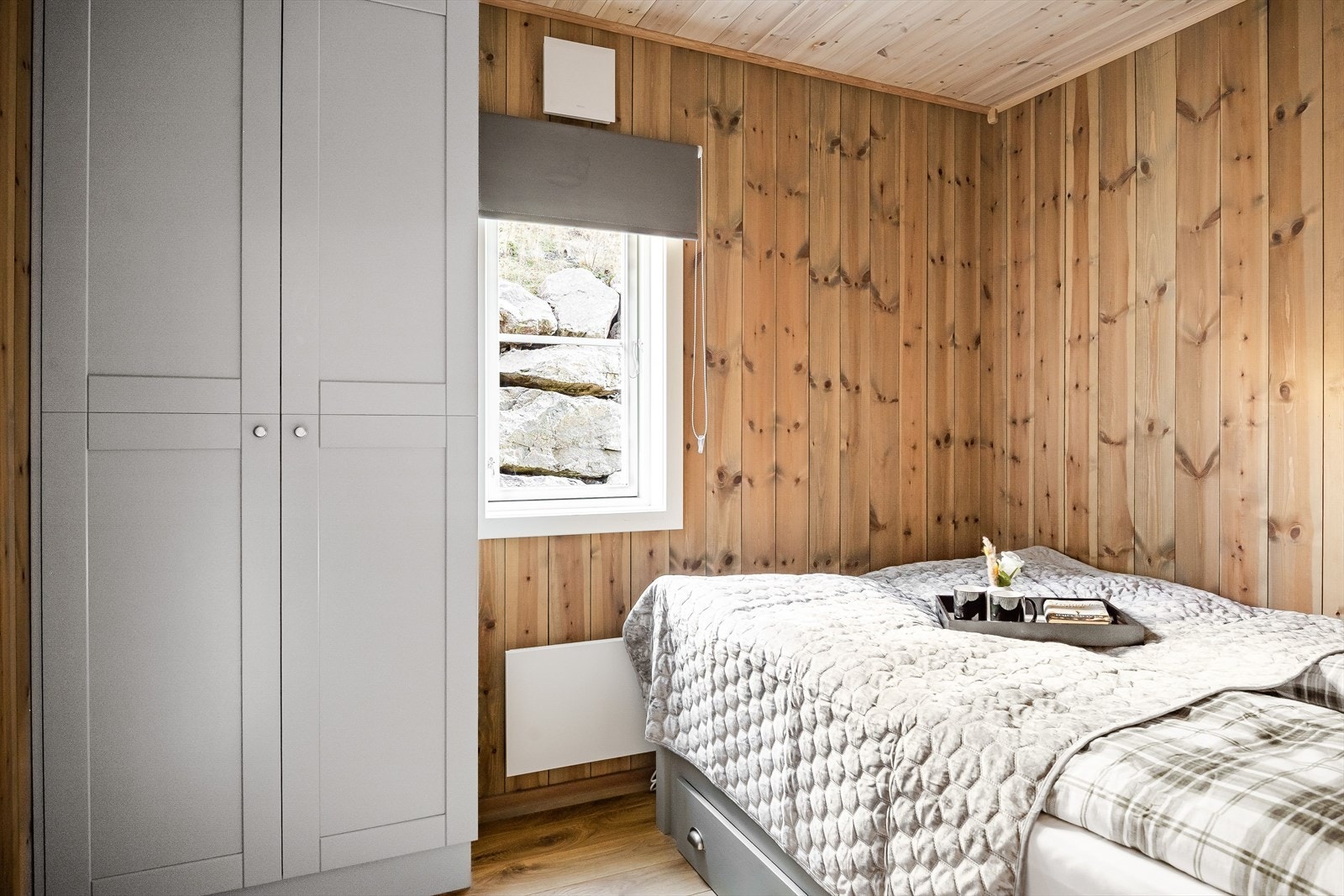 Soverom 1 er et koselig rom som i dag er innredet med en dobbeltseng og et garderobeskap. Galleribilde